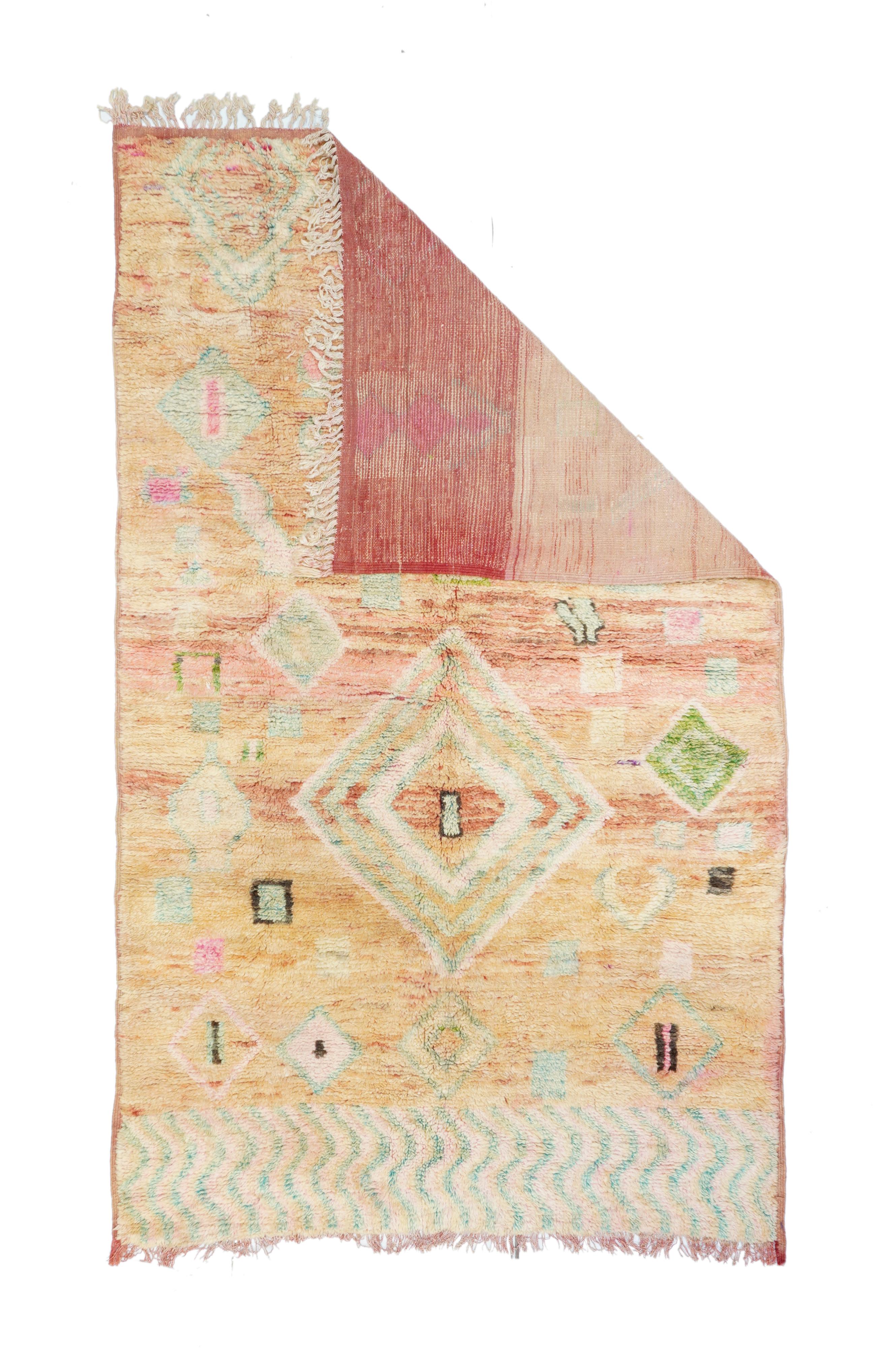 Vintage marokkanischer Teppich 4'10'' x 8'1''. Manche Marokkaner sind knallig, andere, wie hier, sind eher zurückhaltend, mit einem großflächigen, exzentrischen geometrischen Grundmuster, in dessen Mittelpunkt verschachtelte Rauten stehen, in
