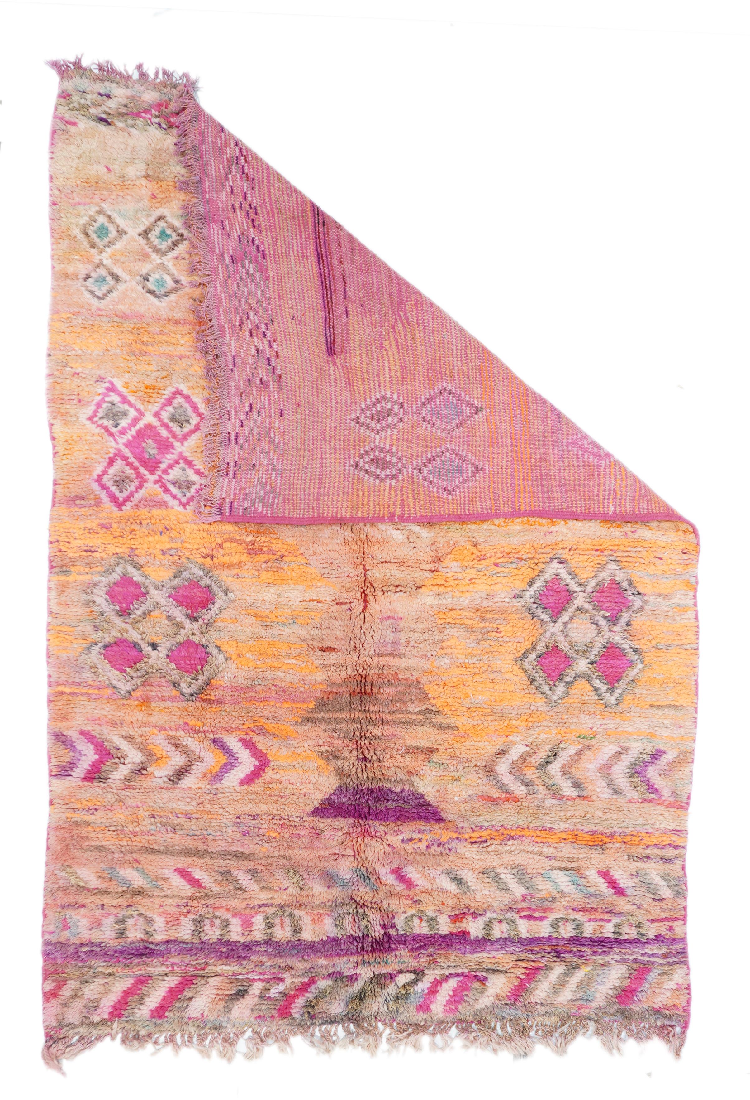 Vintage Morrocan Rug 4'8'' x 7'11''. Marokkanische Teppiche sind entweder Stadt- oder Stammesteppiche, aber beide Arten sind langflorig, grob und bunt. Das stark abgewetzte strohgelbe Feld zeigt hellblaue und cremefarbene fette X, die aus Rauten