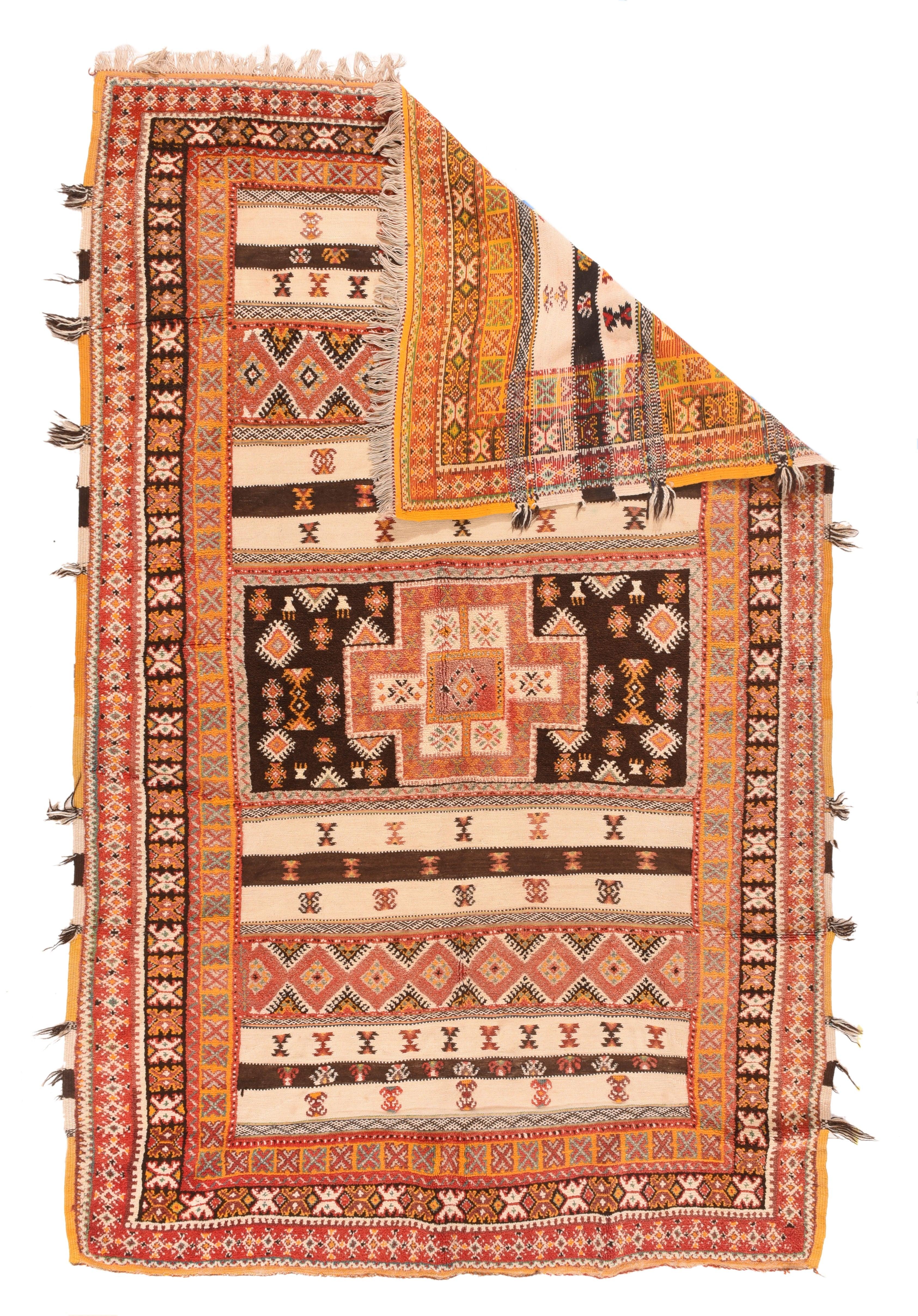 Tapis marocain vintage 5'3'' x 8'3''. Il comprend à la fois les tapis berbères nomades des montagnes de l'Atlas, avec des piles très épaisses, des nouages grossiers et des palettes limitées, et les tapis plus colorés, grossiers à modérés, tissés