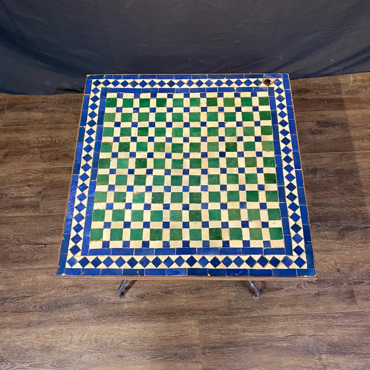 Carreau de mosaïque ancien de forme carrée irisé de bleu et de vert avec de la crème. Table d'appoint polyvalente ou table de bistrot basse pouvant être utilisée à l'intérieur ou à l'extérieur, faite de vieux carreaux émaillés récupérés dans un
