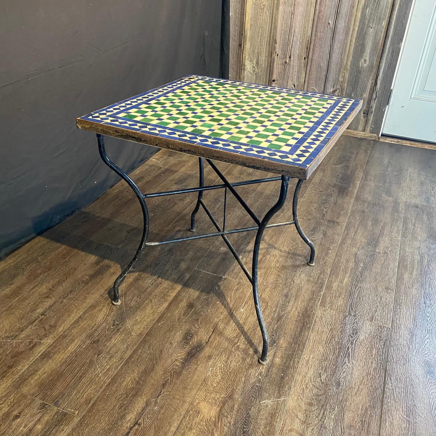 Portugais Table d'appoint bistro vintage en mosaïque avec carreaux du 19ème siècle en vente