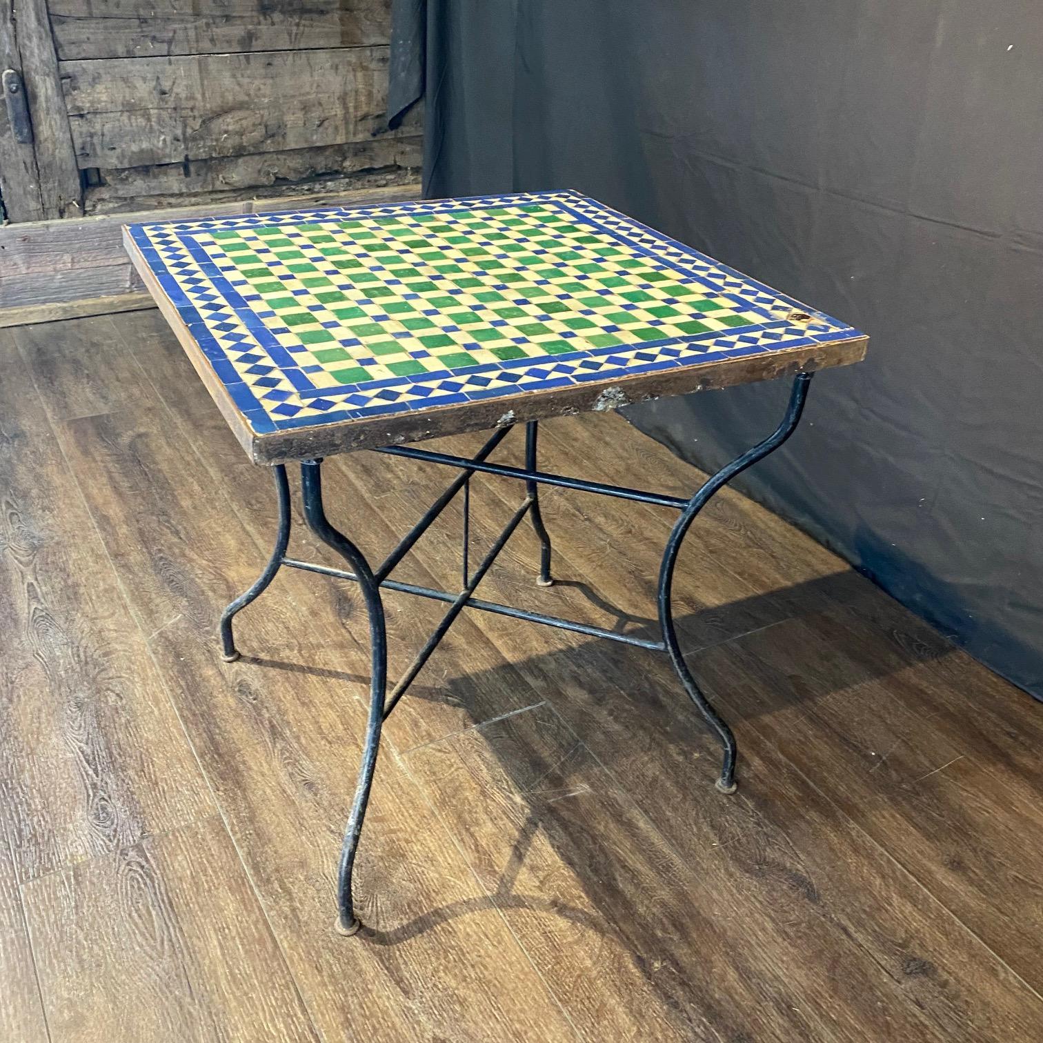 Table d'appoint bistro vintage en mosaïque avec carreaux du 19ème siècle Bon état - En vente à Hopewell, NJ
