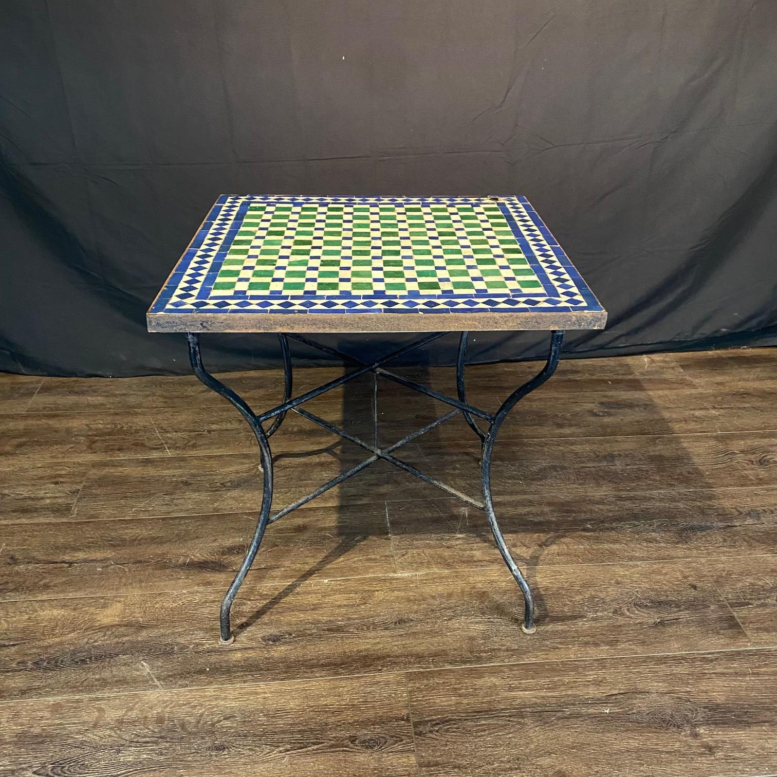 Milieu du XXe siècle Table d'appoint bistro vintage en mosaïque avec carreaux du 19ème siècle en vente
