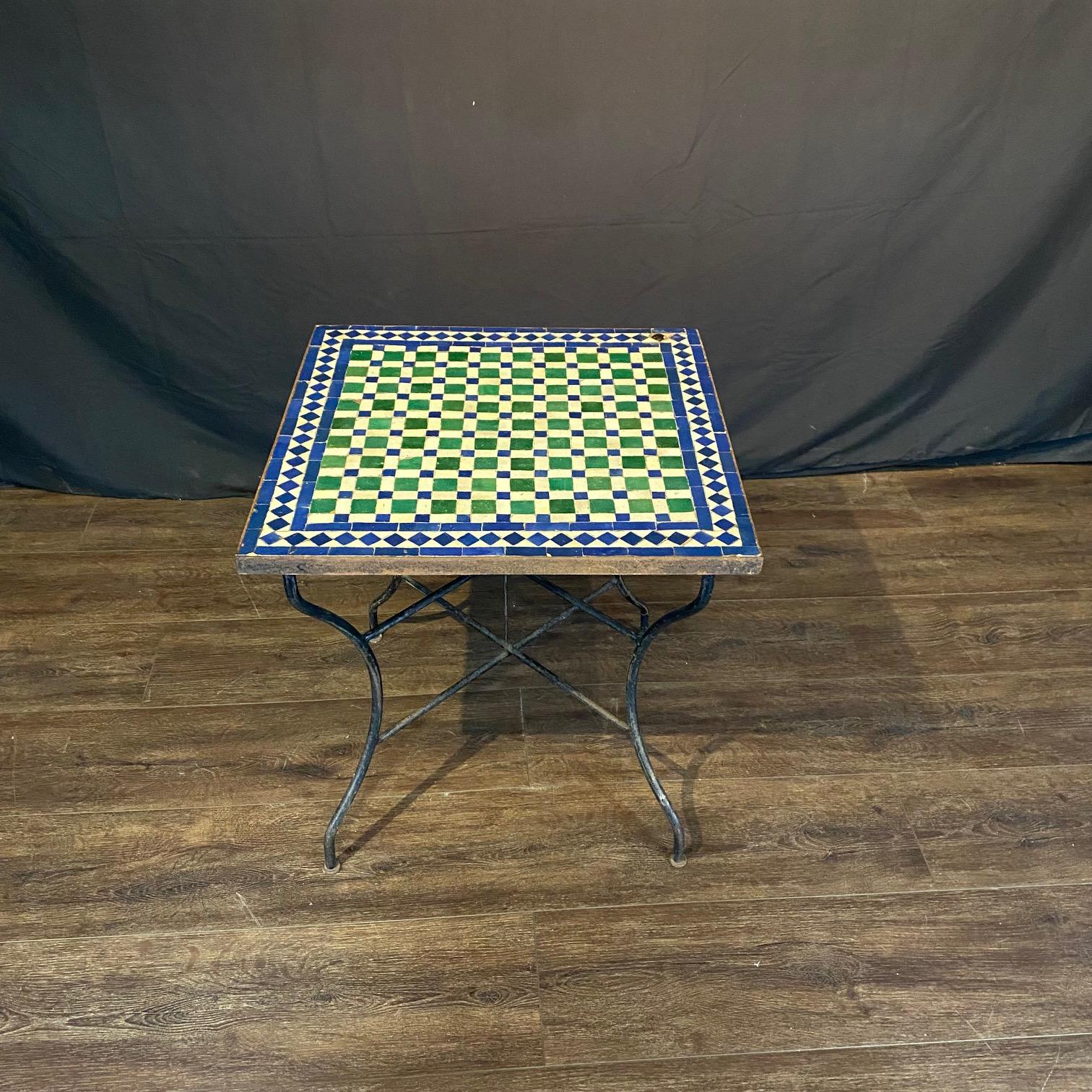 Table d'appoint bistro vintage en mosaïque avec carreaux du 19ème siècle en vente 1
