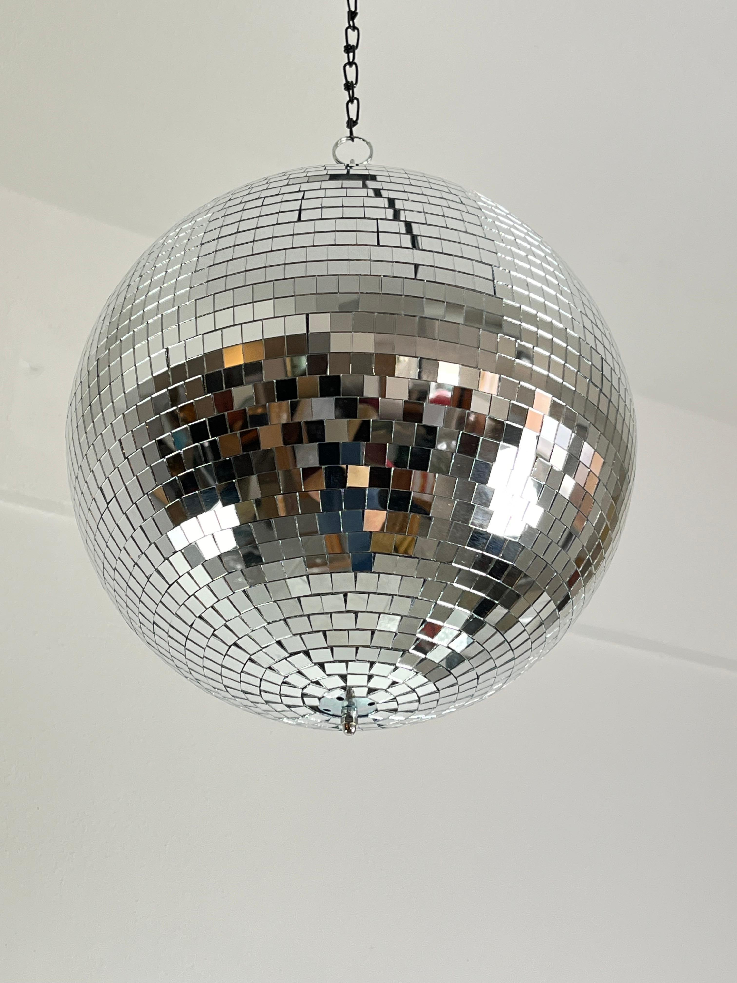 Vintage Mosaik Glas Discokugel mit Rotor 1980s
Sie ist intakt und funktionsfähig und hat einen Durchmesser von 30 cm.
Sehr guter Zustand.


Wir garantieren eine angemessene Verpackung und versenden per DHL, wobei der Inhalt gegen Bruch oder Verlust