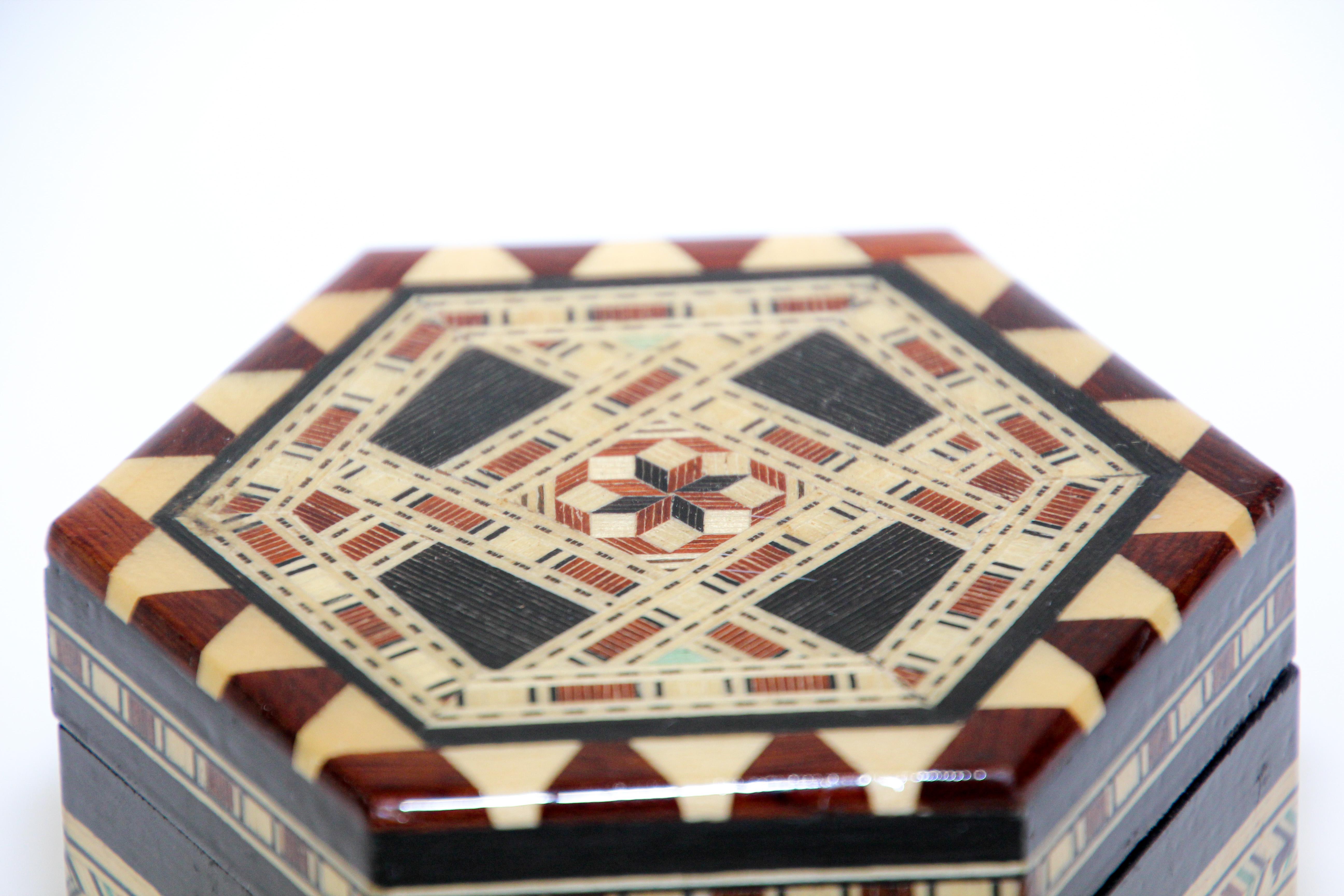 Mauresque Boîte à musique octogonale mauresque en marqueterie de mosaïque, Grenade, Espagne en vente