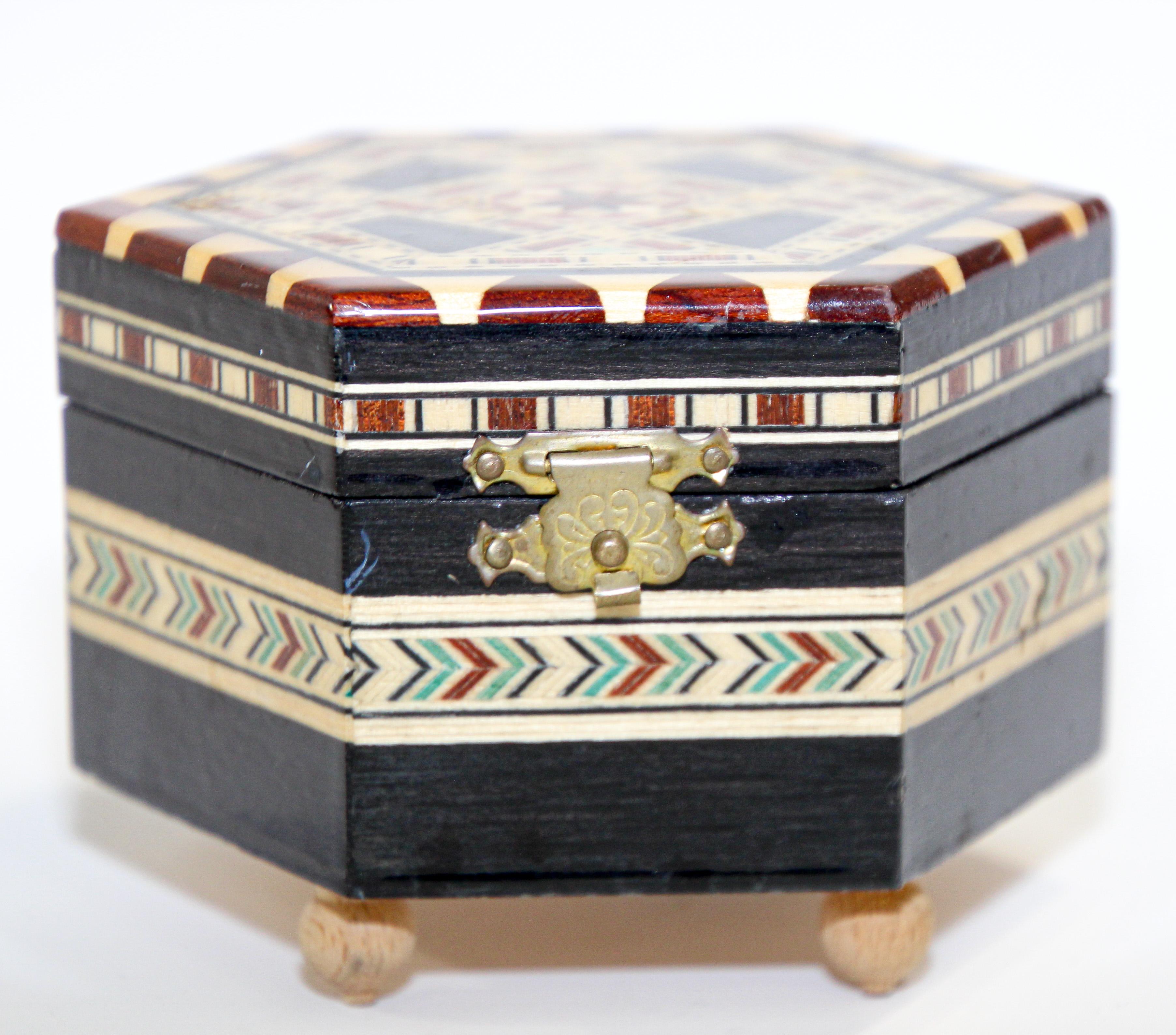Vintage Mosaic Marquetry Moorish Octagonal Music Box Granada Spain In Good Condition For Sale In North Hollywood, CA