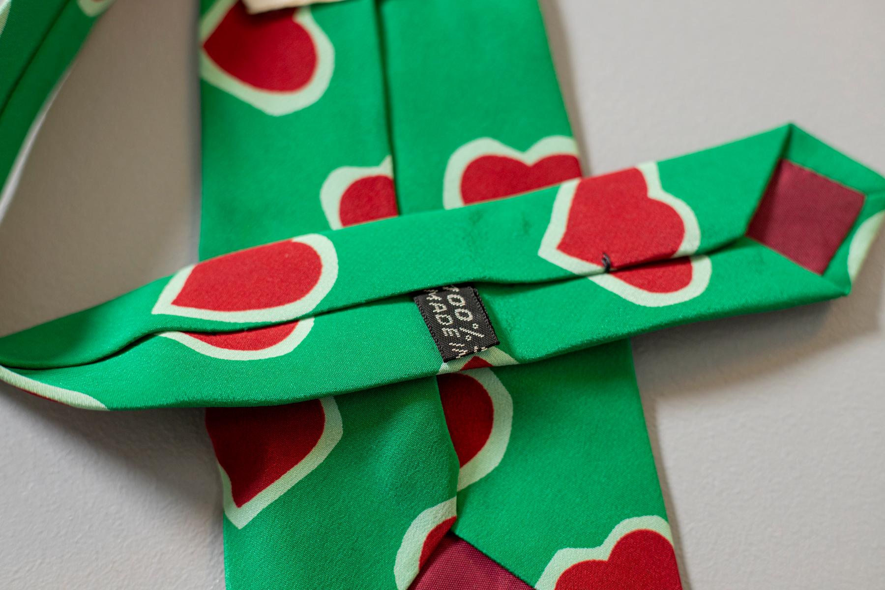 Vintage Moschino 100% silk tie with red hearts In Good Condition For Sale In Milano, IT