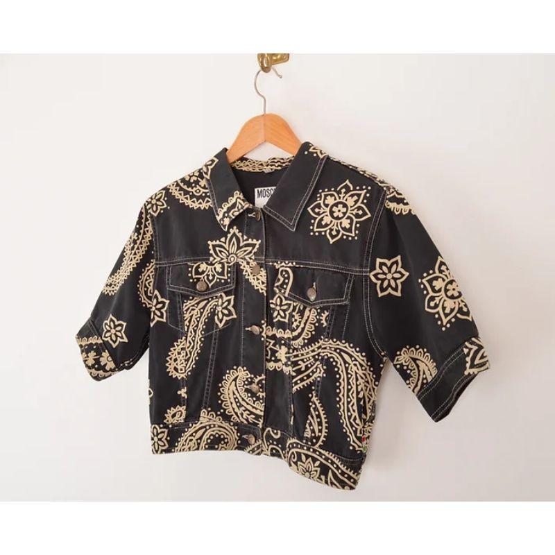 Vintage Early 1990's MOSCHINO slightly cropped jacket with short sleeves, featuring a black & off-white traditional Bandana style pattern through out. 

MADE IN ITALY

Features: 
Cropped fit
Short sleeves
Breast pockets

100% Cotton

Measurements