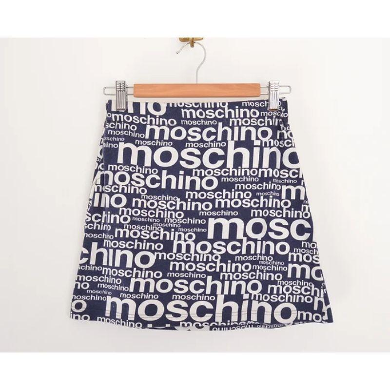 Vintage 1990's Navy blue & white Moschino 'Off Key' printed mini skirt. 

MADE IN ITALY

Features:
Elasticated waist band
Bottom skimming hem
Made in Italy 
92% Cotton / 8% Lycra
Sizing: Waist: 24'' - 28''
Length: 15''
Recommended Size: UK 6 -