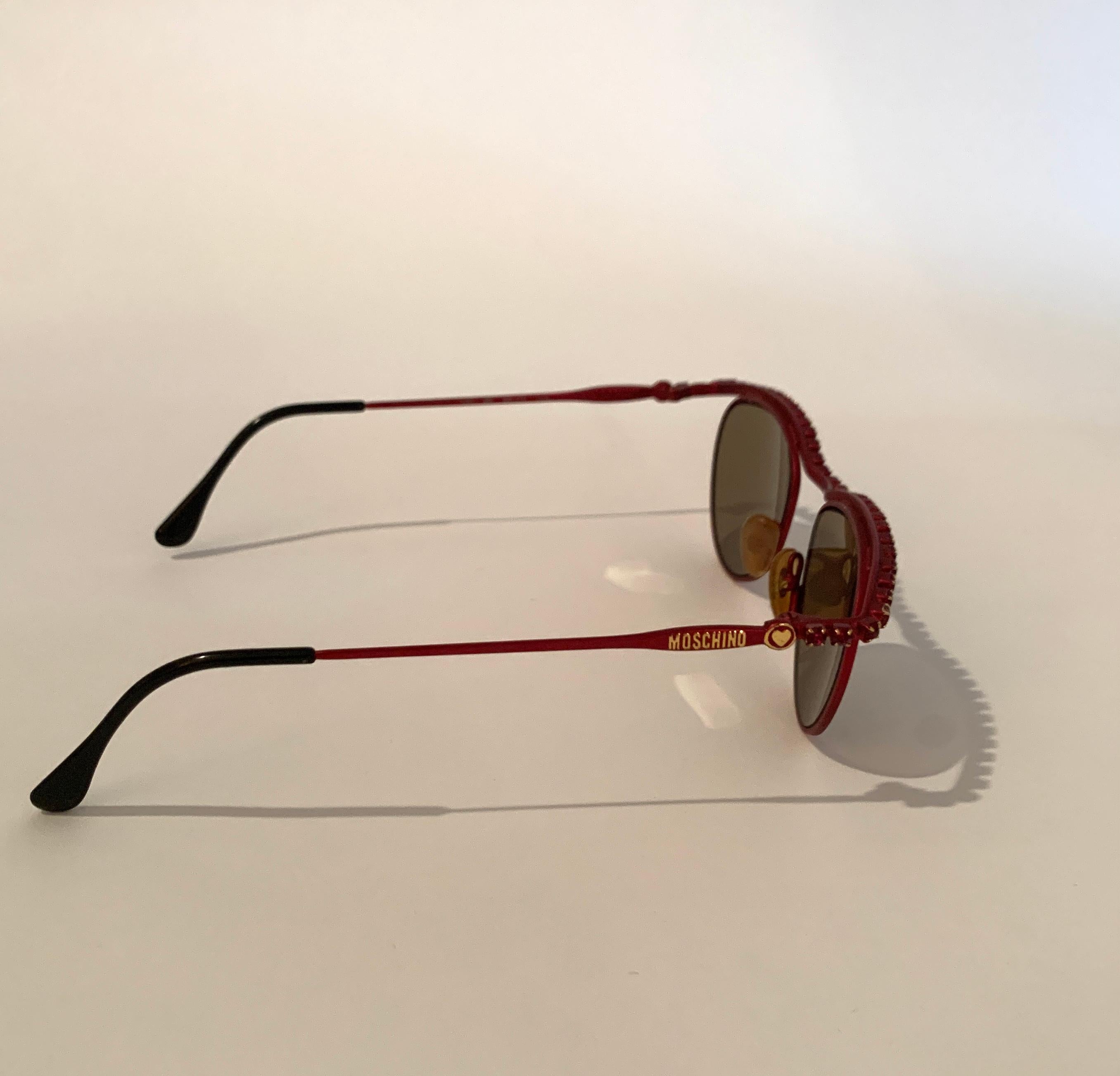 Vintage Moschino 1990er Jahre Rote Sonnenbrille aus Metall und Strass von Persol im Zustand „Gut“ im Angebot in San Francisco, CA