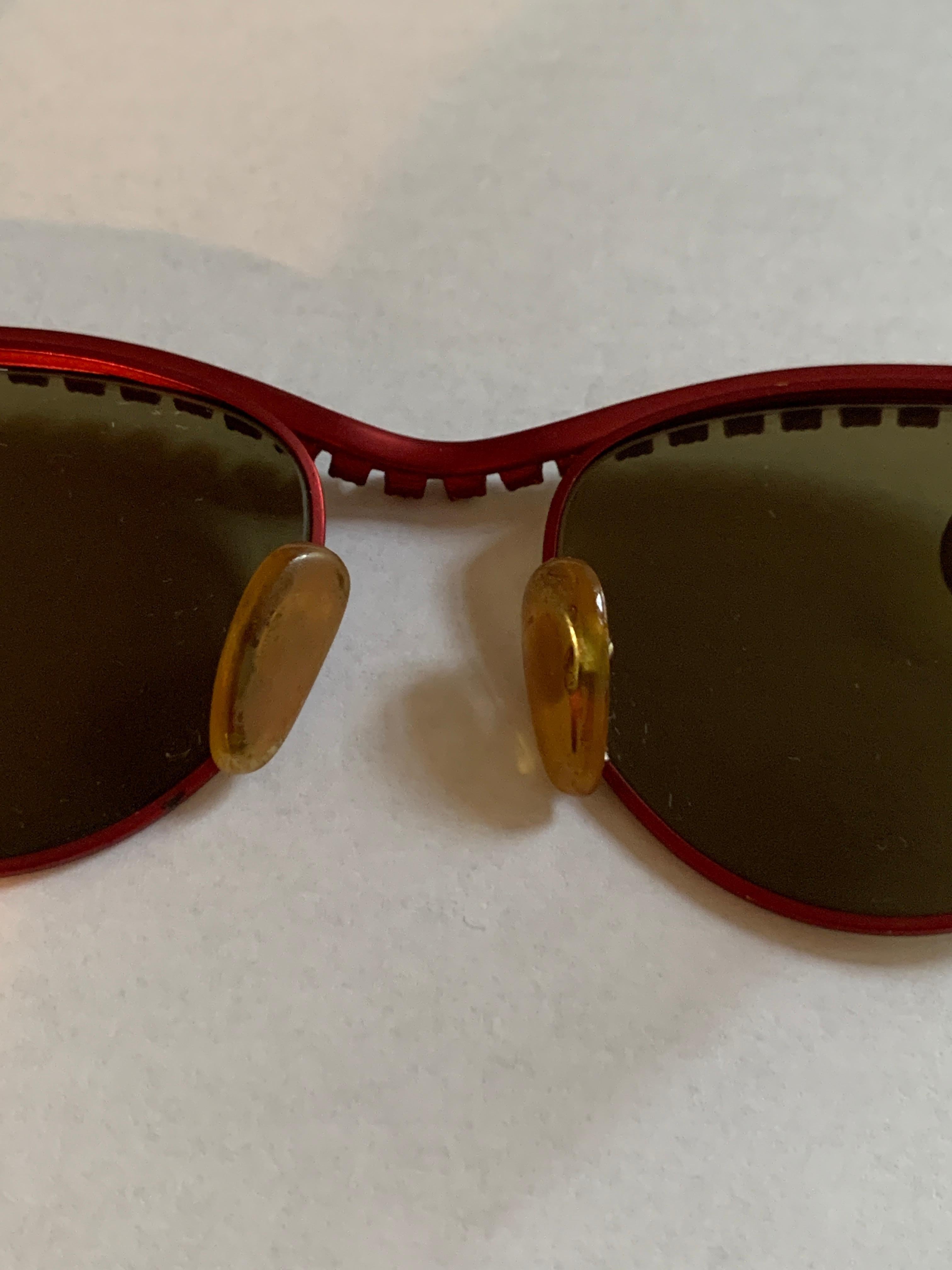 Vintage Moschino 1990er Jahre Rote Sonnenbrille aus Metall und Strass von Persol im Angebot 1
