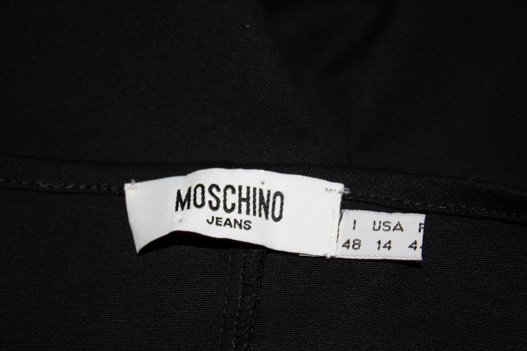 Une robe soleil en coton noir, amusante et facile à porter, signée Moschino. La robe est dotée d'un col licou, d'une ouverture zippée sur le côté et d'une fermeture à glissière.  n'est pas doublée, avec une fente de 6'' au dos. 
Mesures : Poitrine