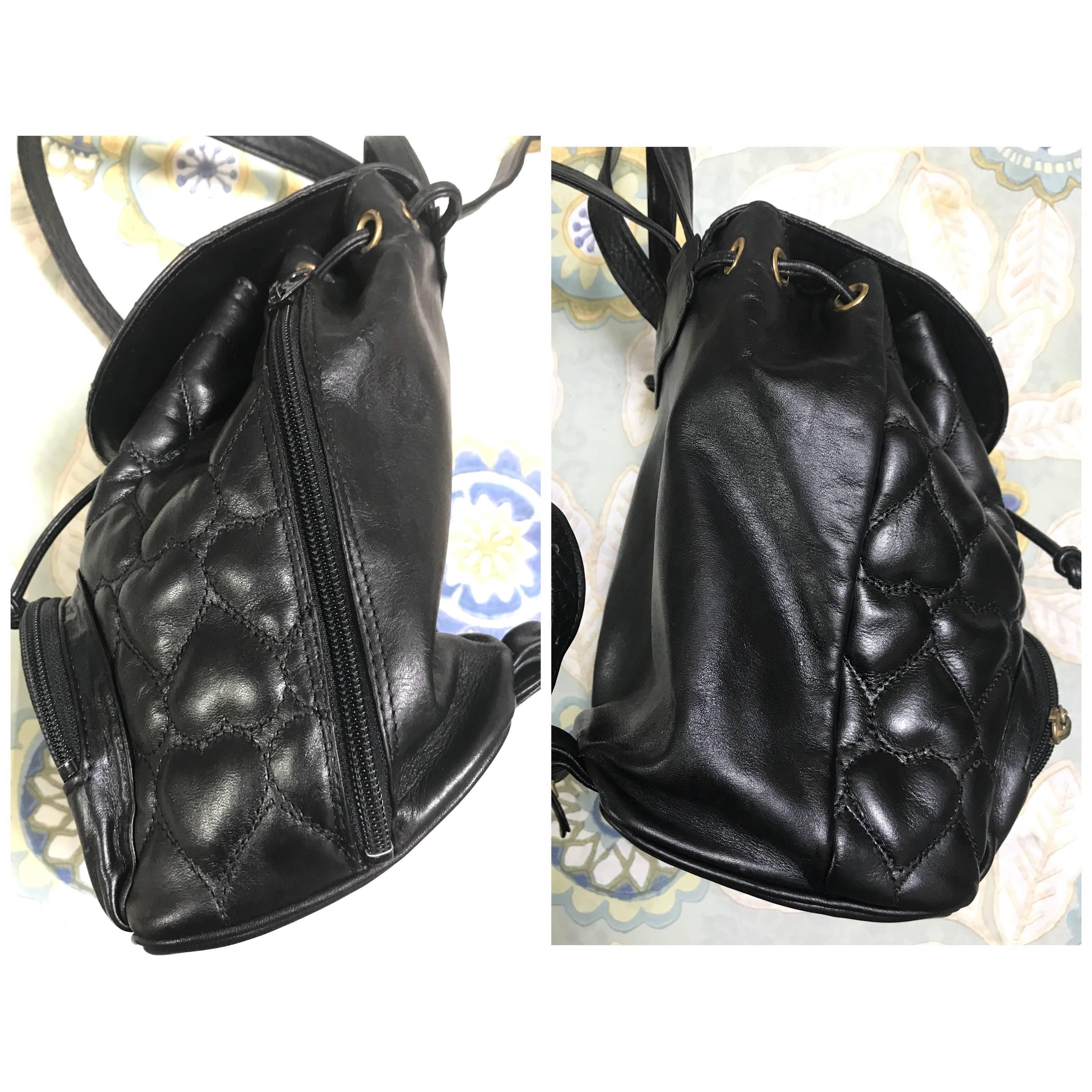 Vintage MOSCHINO black heart quilted leather backpack with golden heart motif. In Good Condition In Kashiwa, Chiba