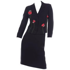 Tailleur jupe et veste noir vintage Moschino avec appliques de fleurs rouges et vertes