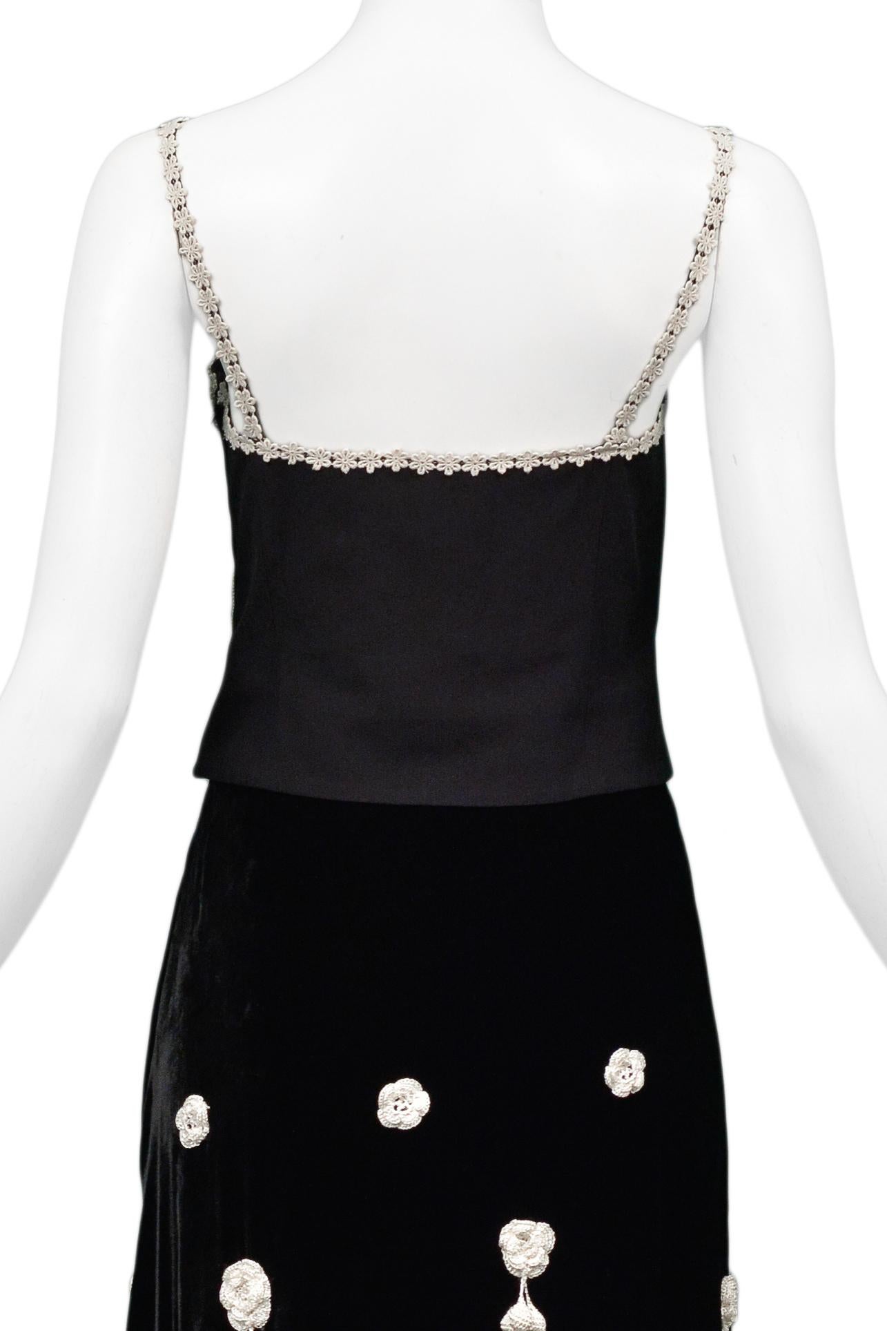 Moschino Vintage Set bustier bianco e nero e gonna in velluto con applicazioni all'uncinetto 1
