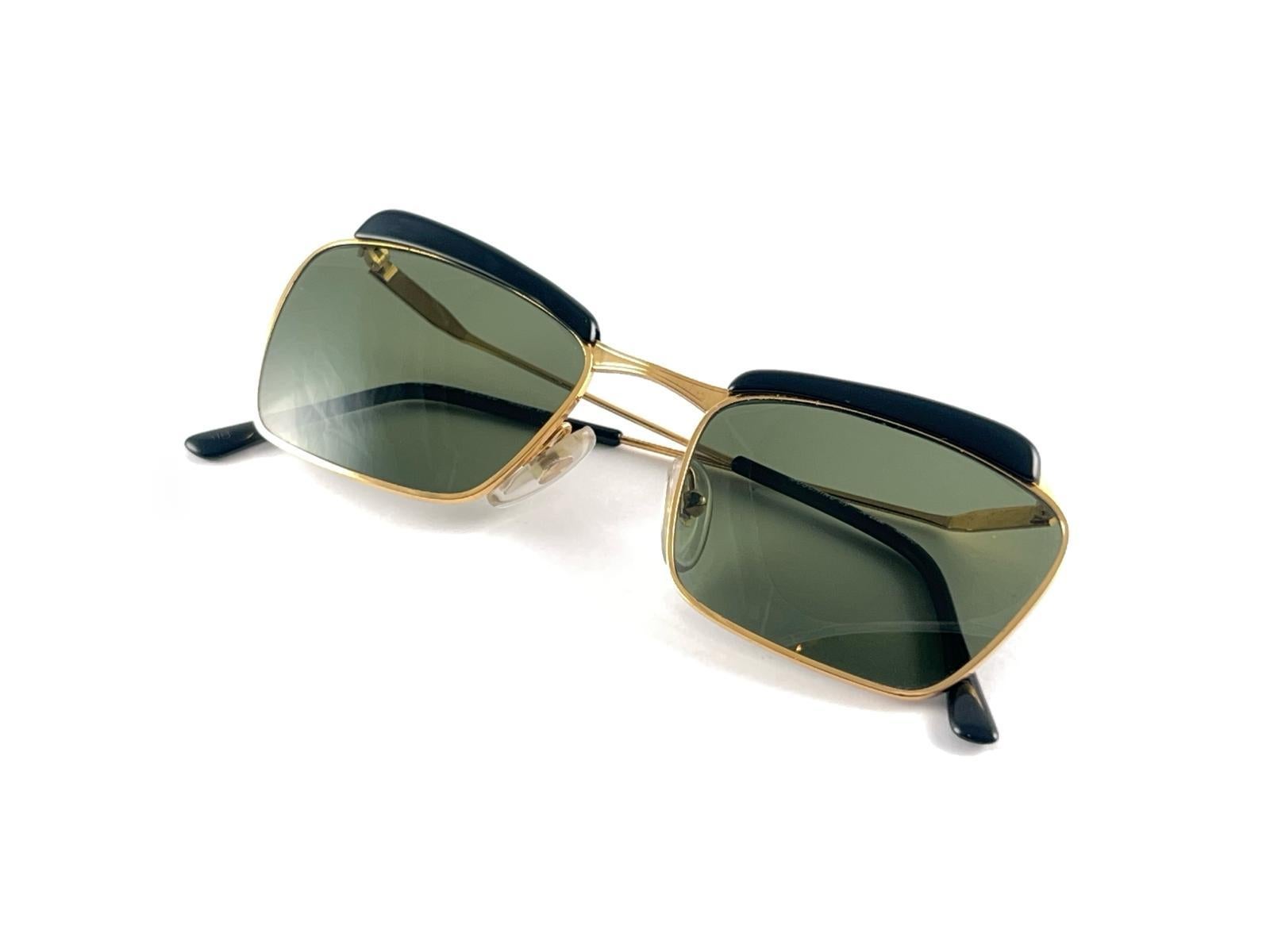 Vintage Moschino By Persol M260 Gold Frame Sunglasses 90'S Made in Italy For Sale 9