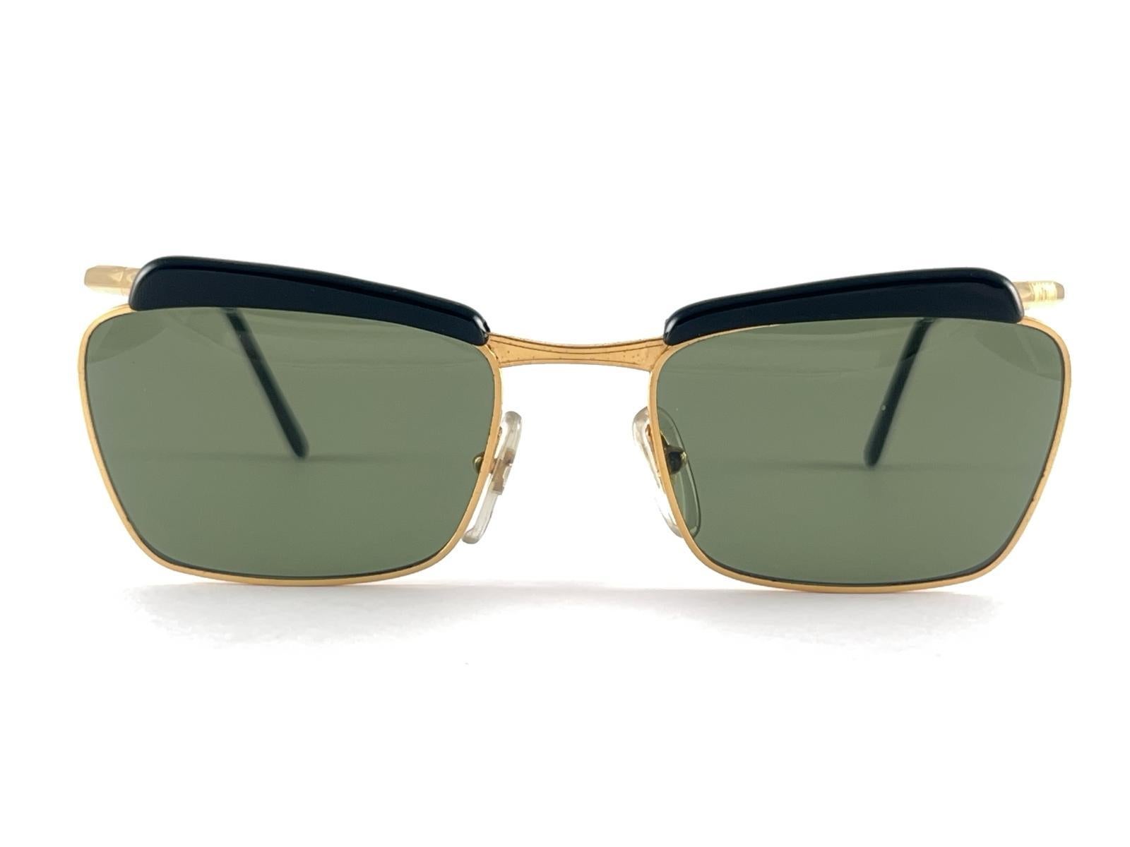 
Vintage Moschino M260 Gold and Black accents  frame holding a Spotless green lenses.
This item may show minor sign of wear due to storage


Made in Italy



Front                               13 Cms
Lens Height                   3.7 Cms
Lens Width