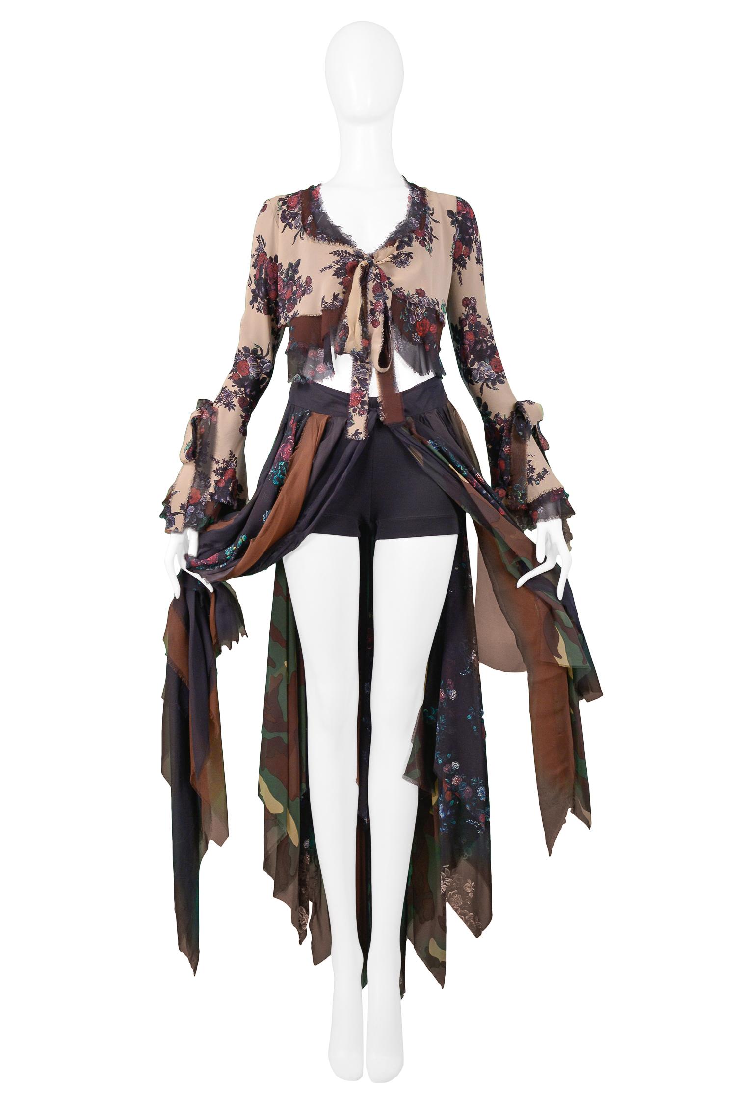 Resurrection Vintage se complace en ofrecer un conjunto de pañuelo floral Moschino. El conjunto se compone de un top crop anudado con mangas de campana y una falda pañuelo de varias capas con pantalones cortos unidos, y bordes sin rematar.