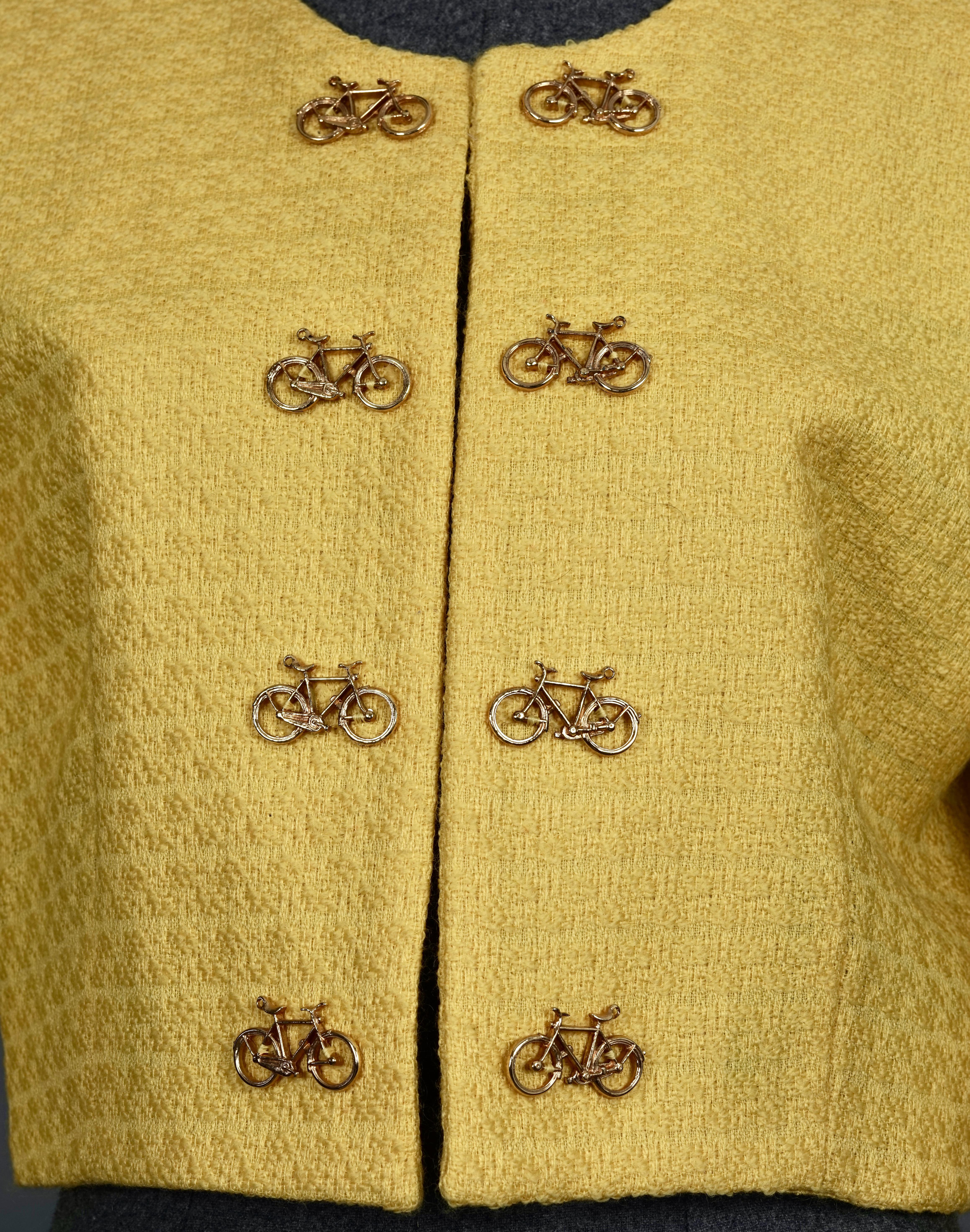 Veste courte fantaisie vintage MOSCHINO CHEAP and CHIC avec boutons de bicyclette en vente 5