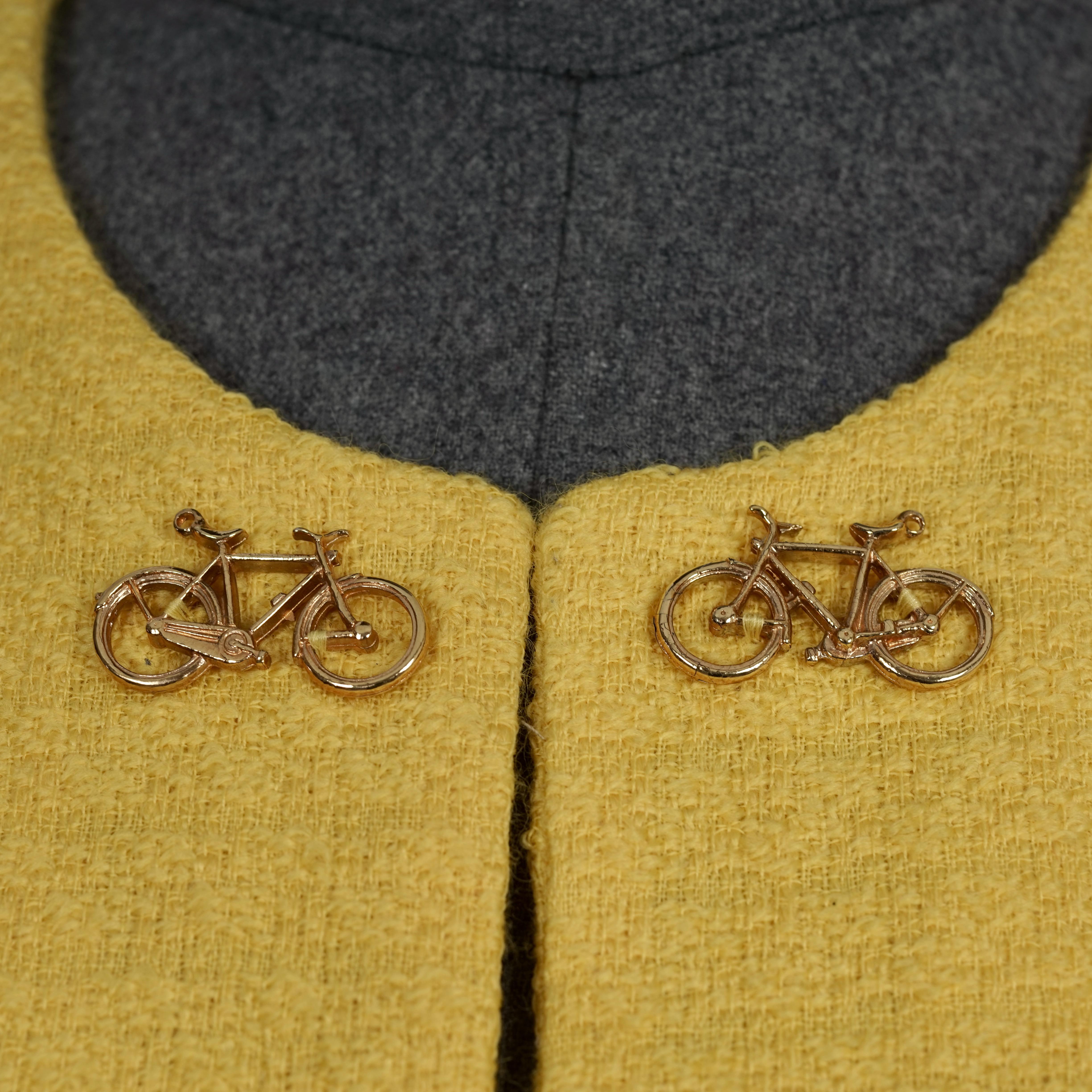 Vintage MOSCHINO CHEAP and CHIC Bicycle Buttons Novelty Cropped Jacket

Mesures prises à plat, veuillez doubler le buste et la taille :
Epaule : 16.92 pouces (43 cm)
Manches : 22,83 pouces (58 cm)
Poitrine : 49 cm (19,29 pouces)
Taille : 41,5 cm
