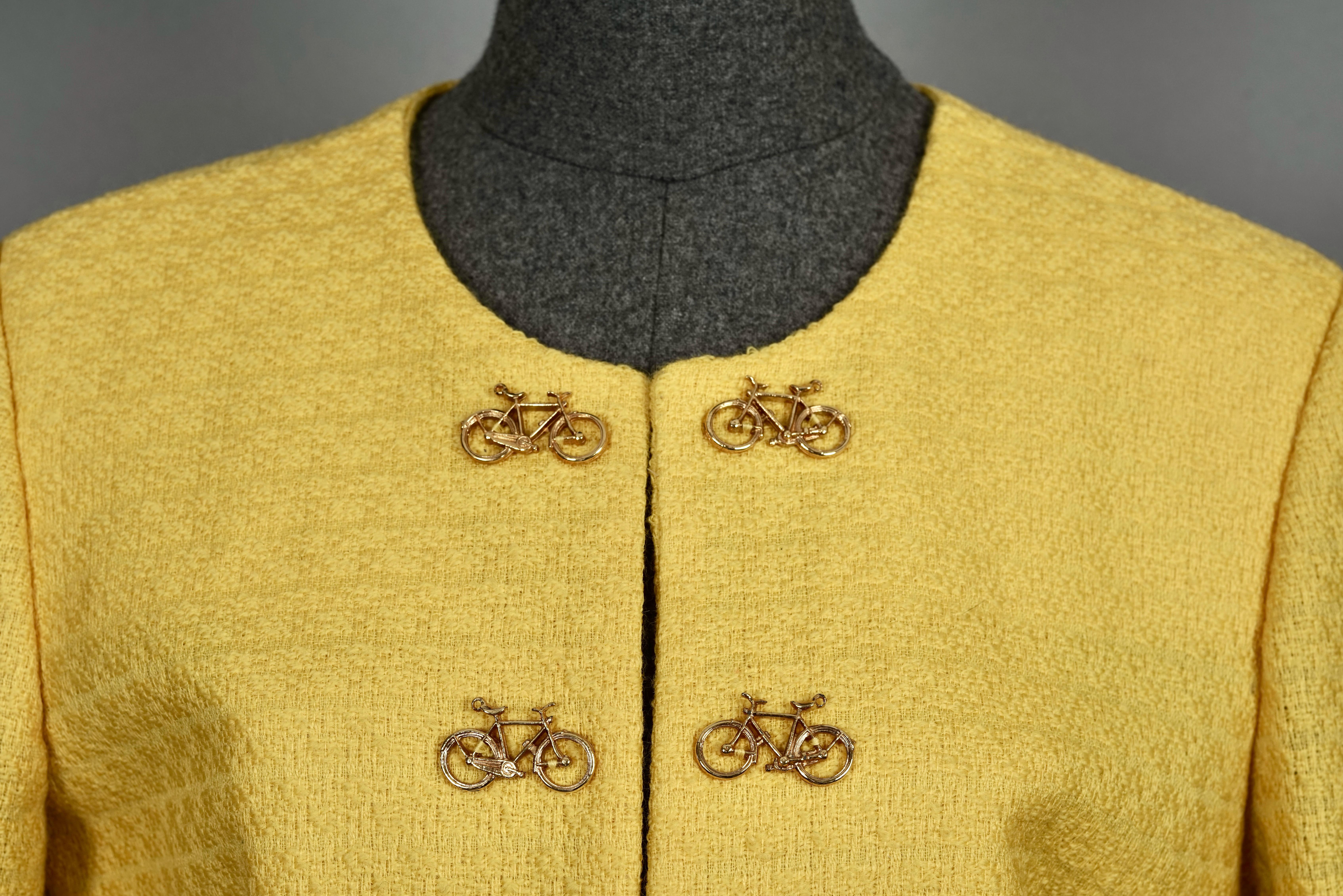 Veste courte fantaisie vintage MOSCHINO CHEAP and CHIC avec boutons de bicyclette en vente 4