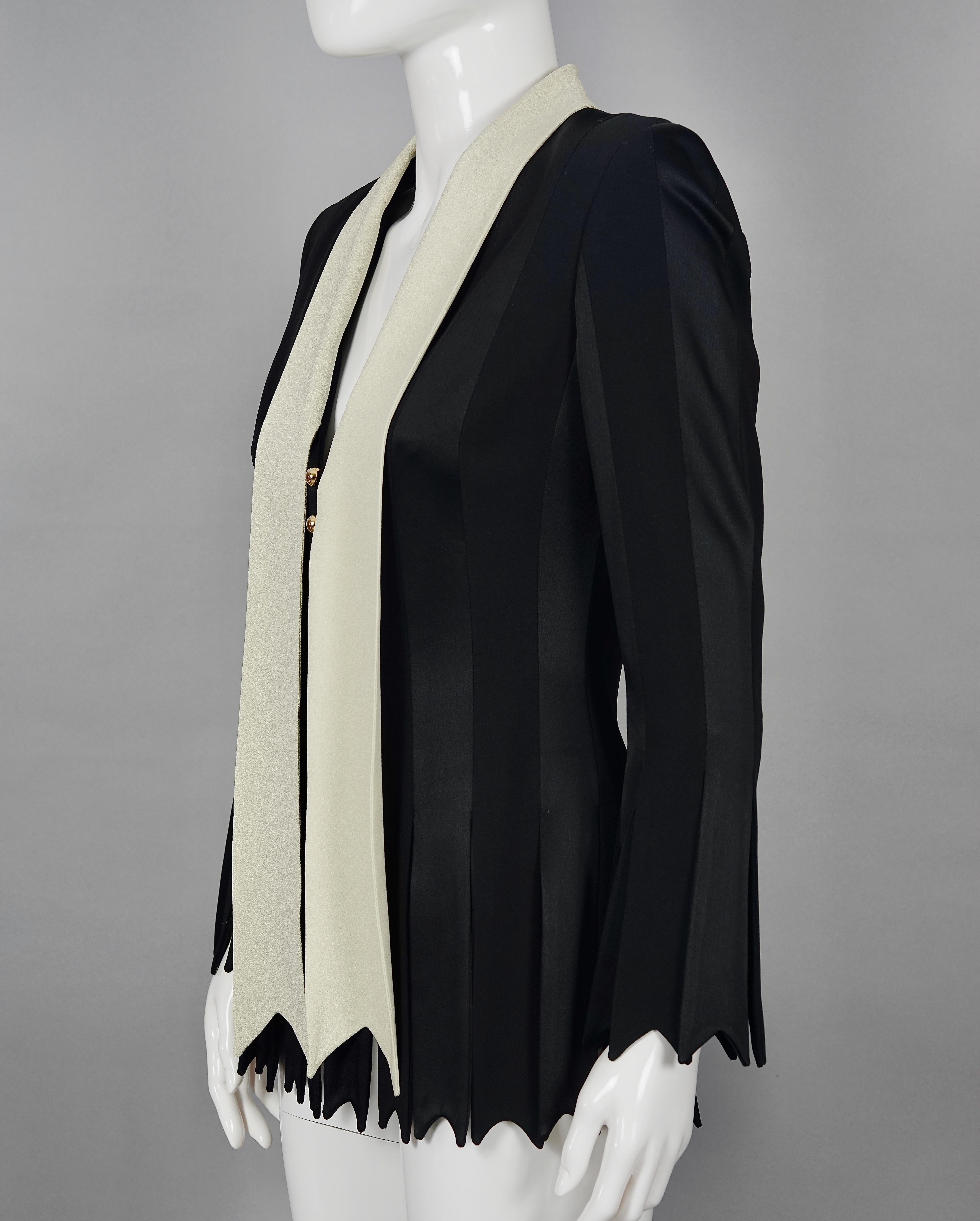 Giacca blazer vintage Moschino Cheap and Chic

Le misure sono state prese stese, si prega di raddoppiare il busto e la vita:
Spalla: 39 cm (15,35 pollici)
Maniche: 23,22 pollici (59 cm)
Busto: 18,89 pollici (48 cm)
Vita: 14,56 pollici (37