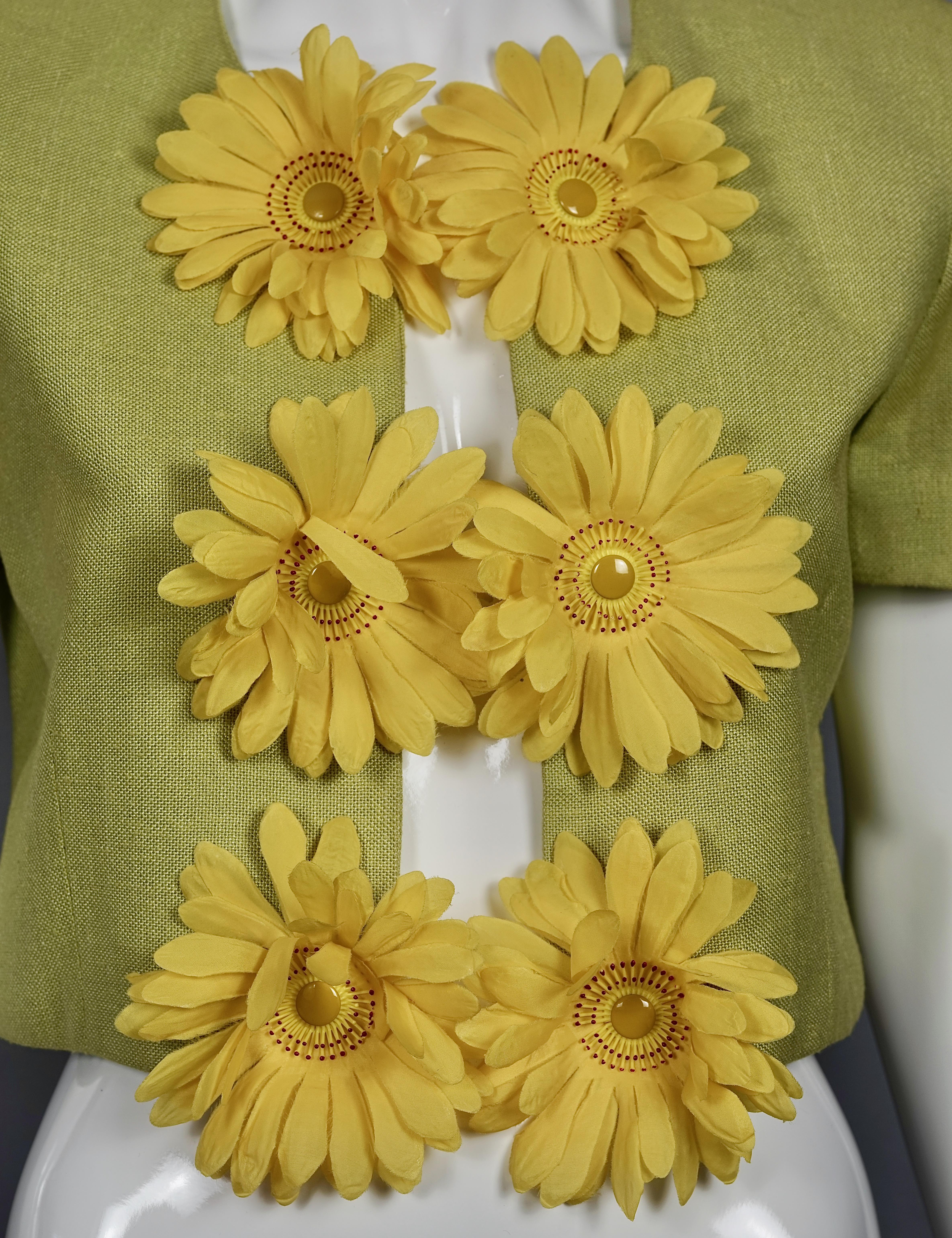 Vintage MOSCHINO CHEAP and CHIC Daisy Flower Novelty Cropped Jacket In Excellent Condition For Sale In Kingersheim, Alsace