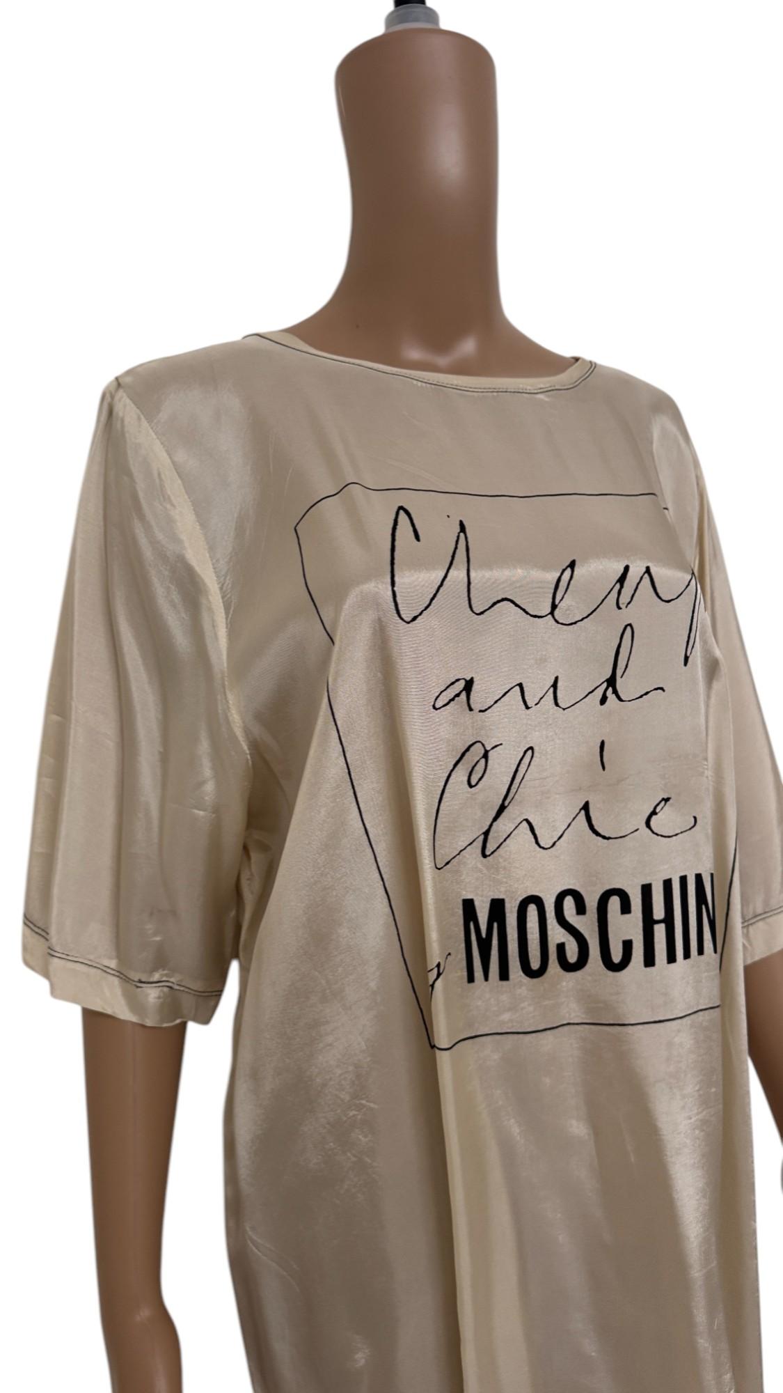 Vintage Moschino Günstiges und schickes übergroßes Seidentop mit grafischem Logo im Angebot 5