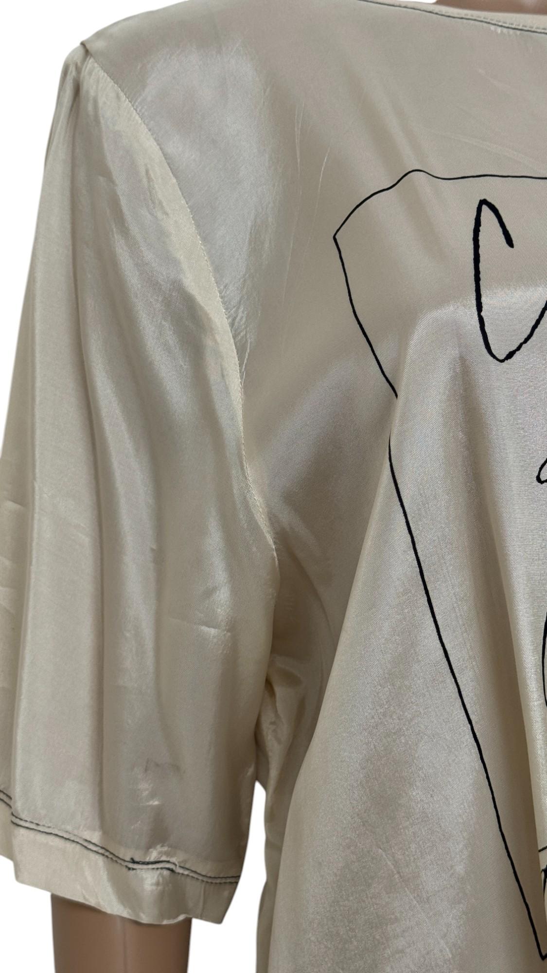 Vintage Moschino Günstiges und schickes übergroßes Seidentop mit grafischem Logo im Angebot 6