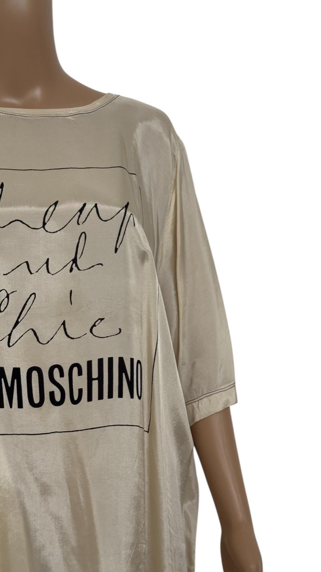 Vintage Moschino Günstiges und schickes übergroßes Seidentop mit grafischem Logo im Angebot 8