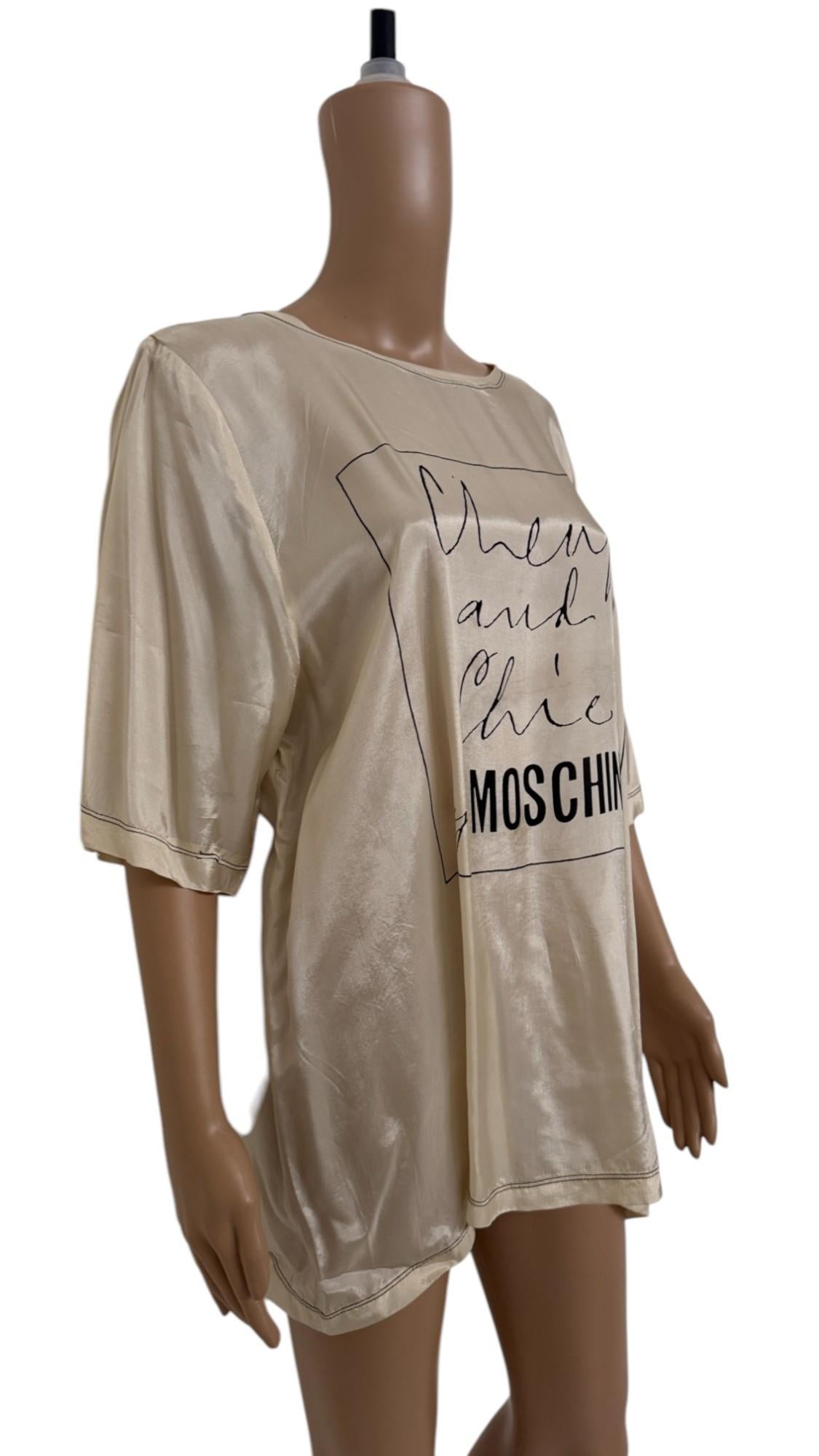Vintage Moschino Günstiges und schickes übergroßes Seidentop mit grafischem Logo im Angebot 9
