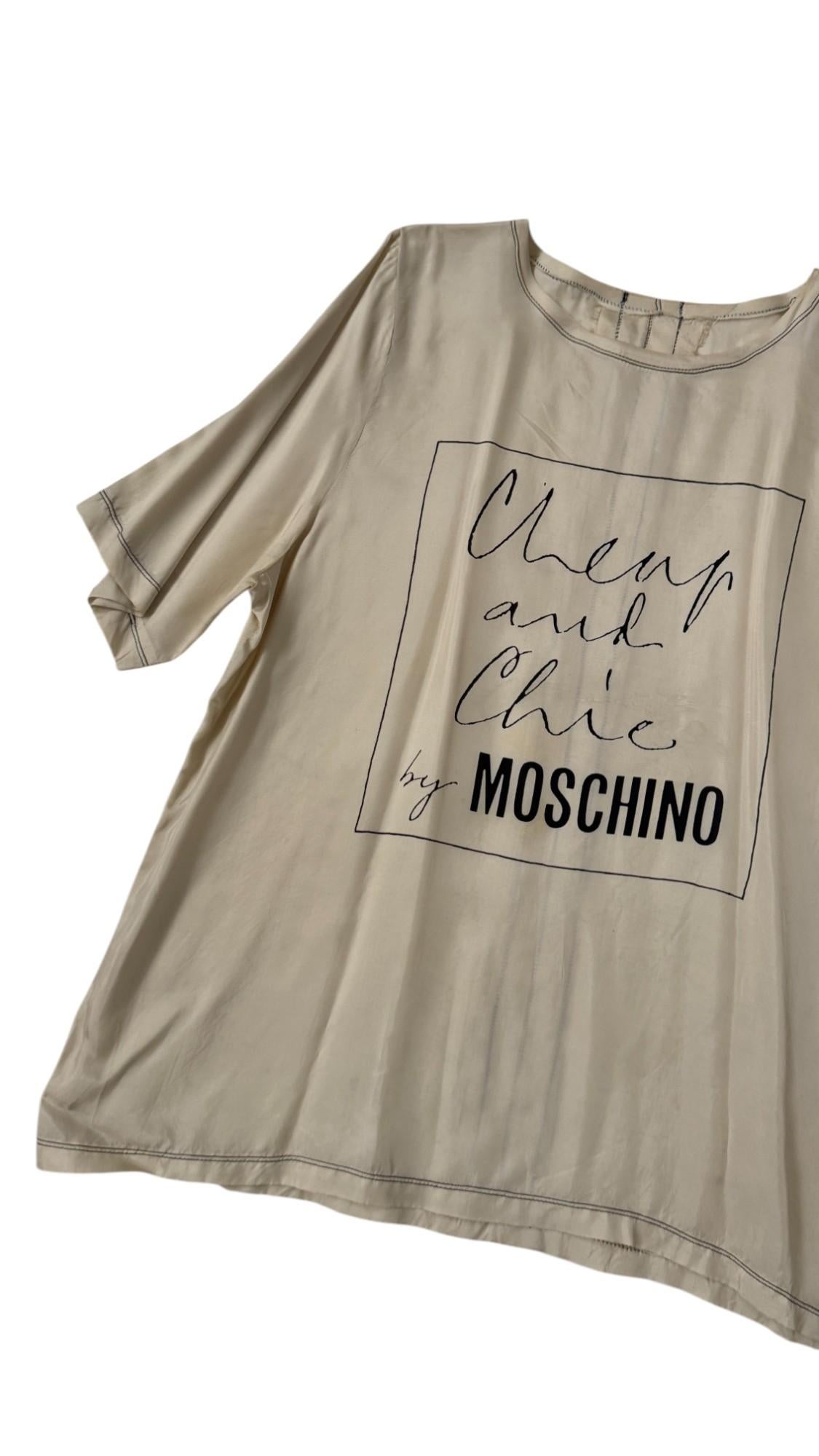 Vintage Moschino Günstiges und schickes übergroßes Seidentop mit grafischem Logo (Brown) im Angebot