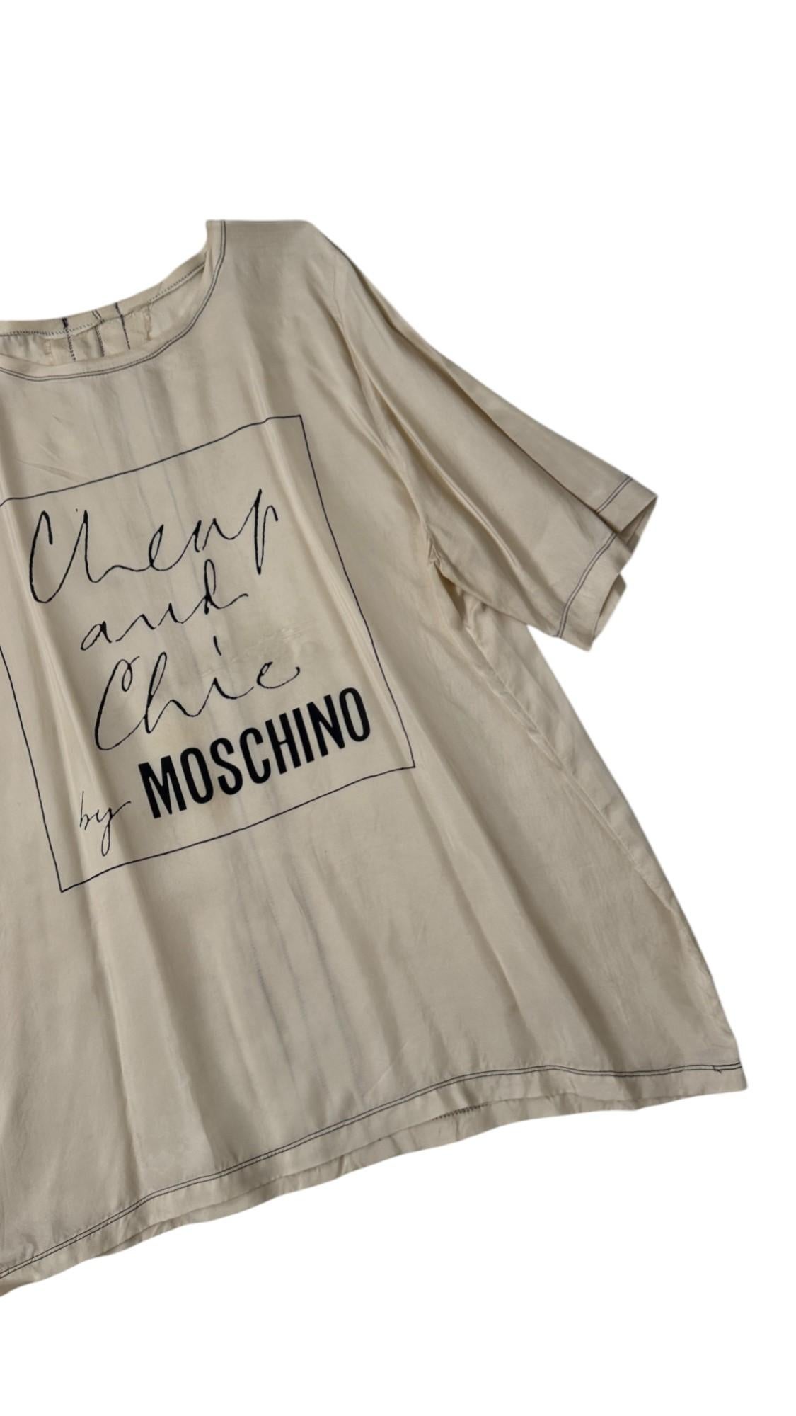 Vintage Moschino Günstiges und schickes übergroßes Seidentop mit grafischem Logo im Zustand „Gut“ im Angebot in Milano, IT