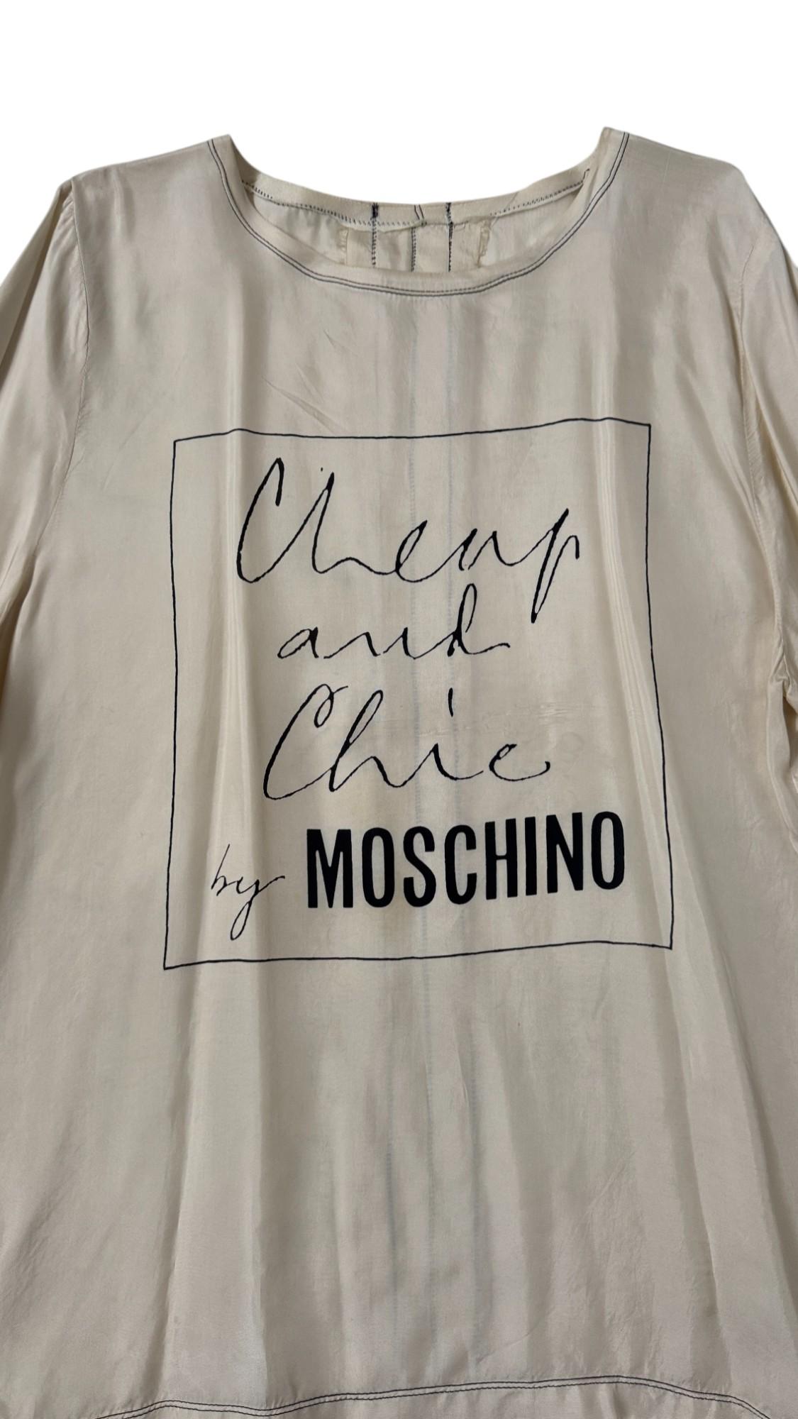 Vintage Moschino Günstiges und schickes übergroßes Seidentop mit grafischem Logo für Damen oder Herren im Angebot