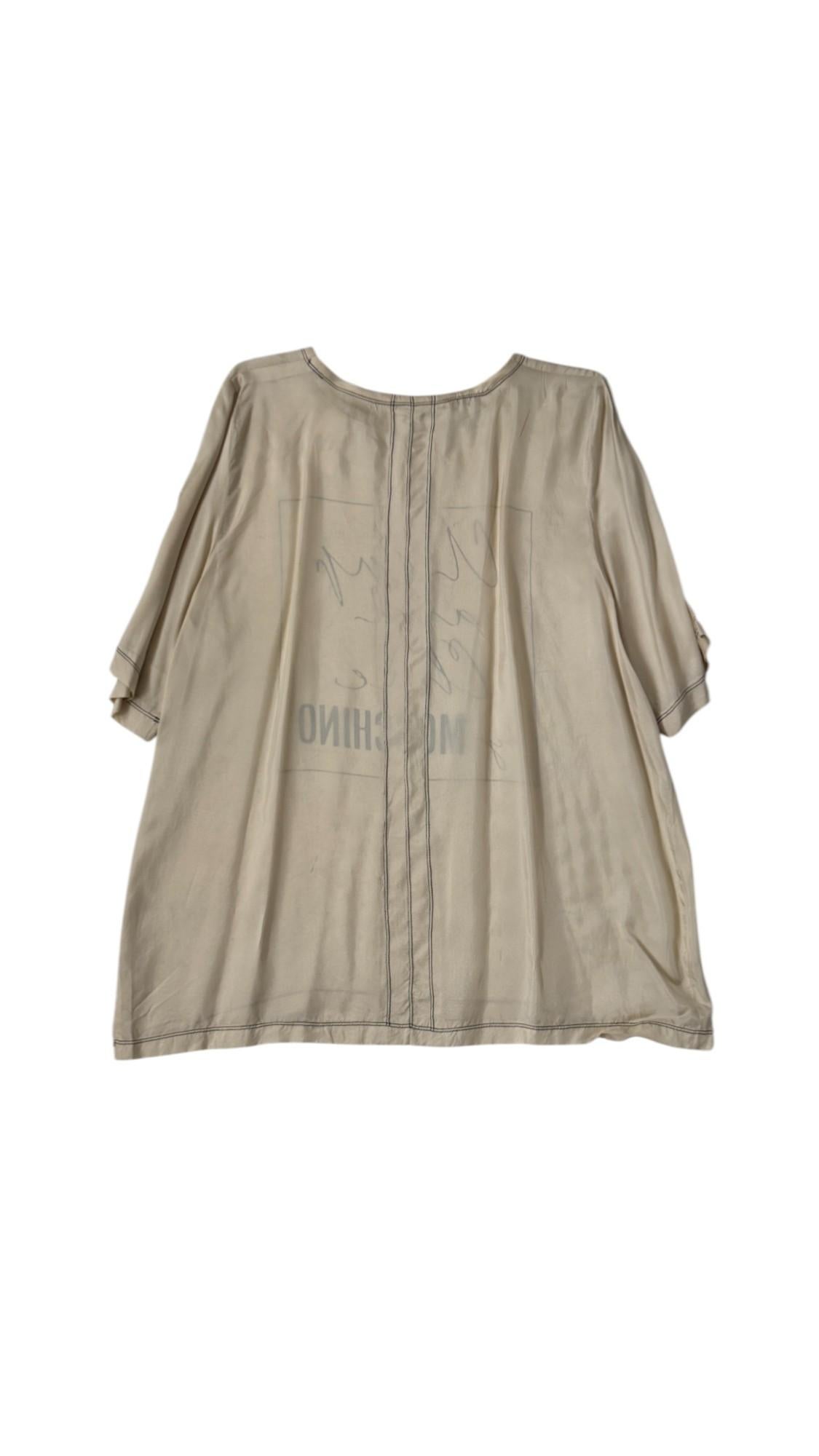 Vintage Moschino Günstiges und schickes übergroßes Seidentop mit grafischem Logo im Angebot 2