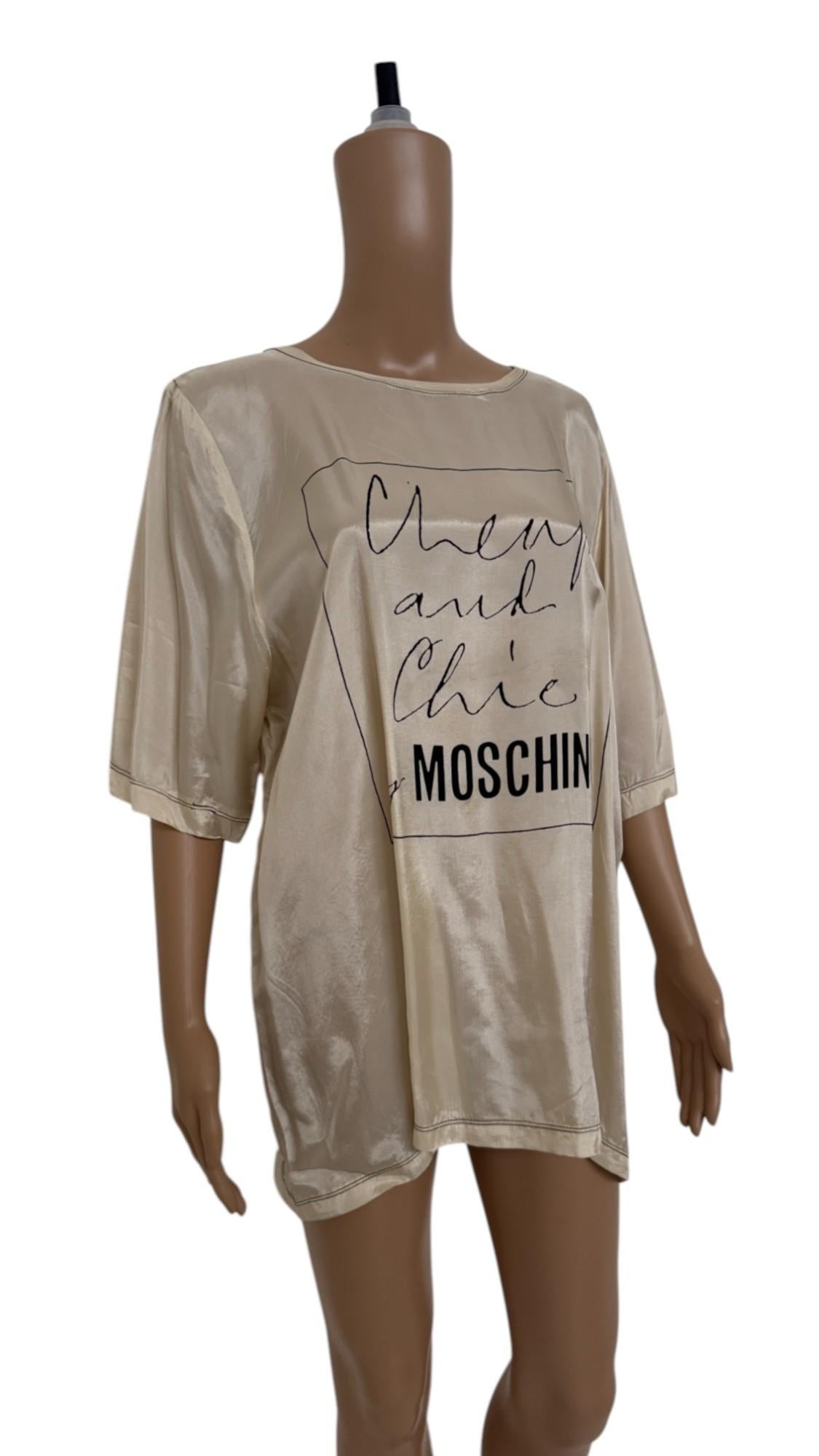 Vintage Moschino Günstiges und schickes übergroßes Seidentop mit grafischem Logo im Angebot 3
