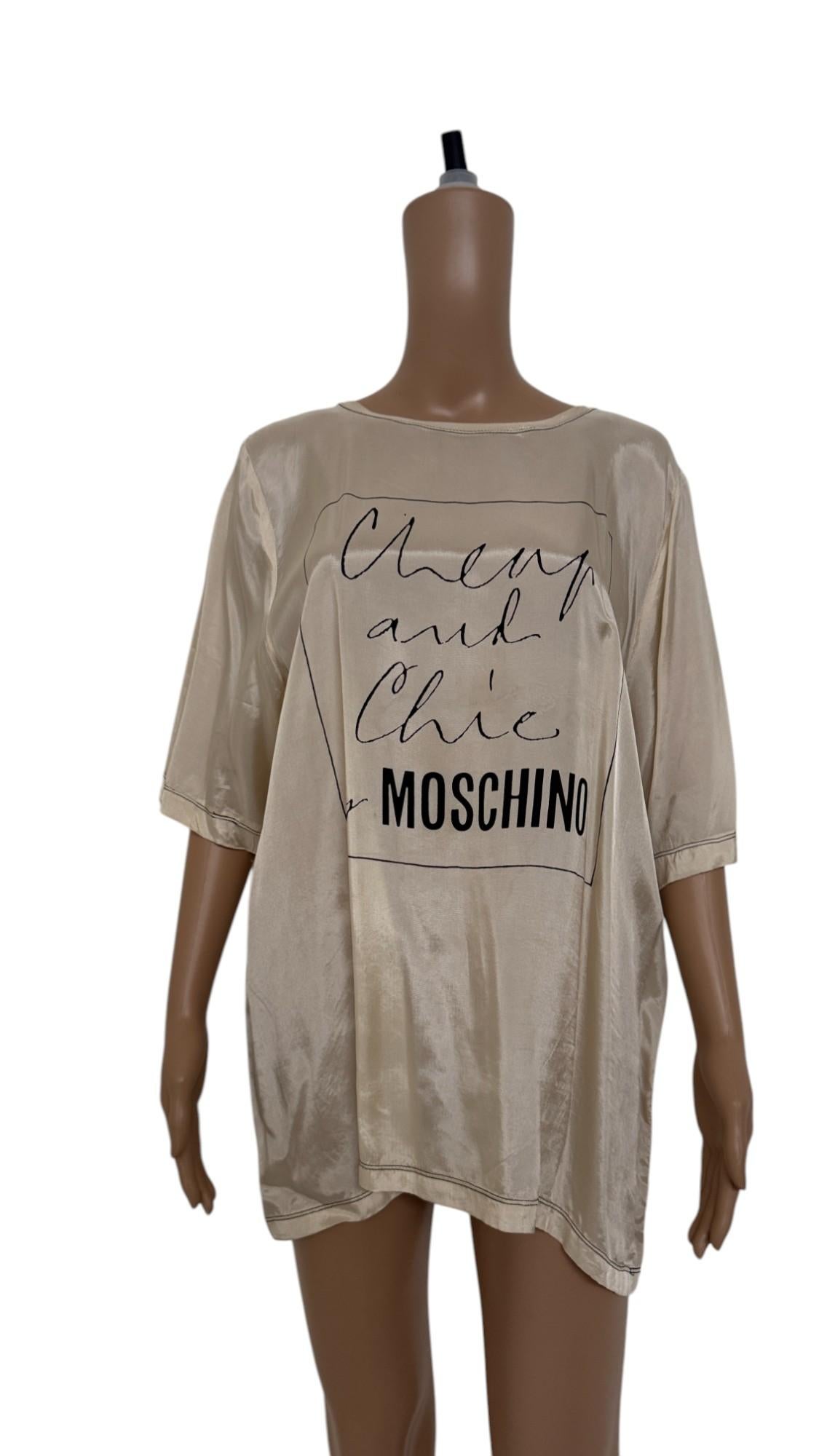 Vintage Moschino Günstiges und schickes übergroßes Seidentop mit grafischem Logo im Angebot 4