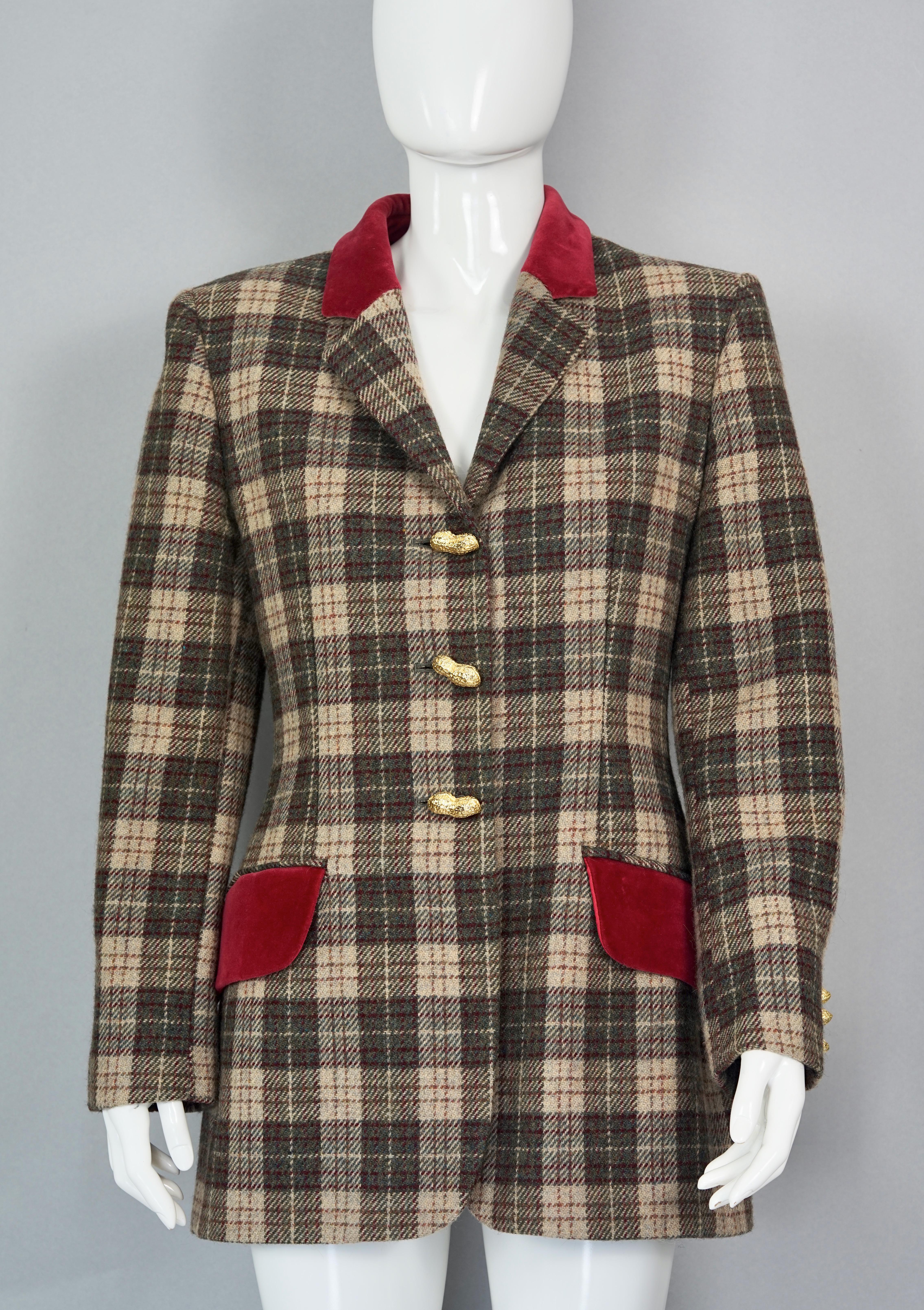 Vintage MOSCHINO CHEAP and CHIC Chaqueta blazer de tartán con botones de cacahuete

Medidas tomadas en horizontal:
Hombro 42 cm (16,53 pulgadas)
Mangas: 60 cm (23,62 pulgadas)
Busto: 47 cm (18,50 pulgadas)
Cintura: 42 cm (16,53 pulgadas)
Longitud: