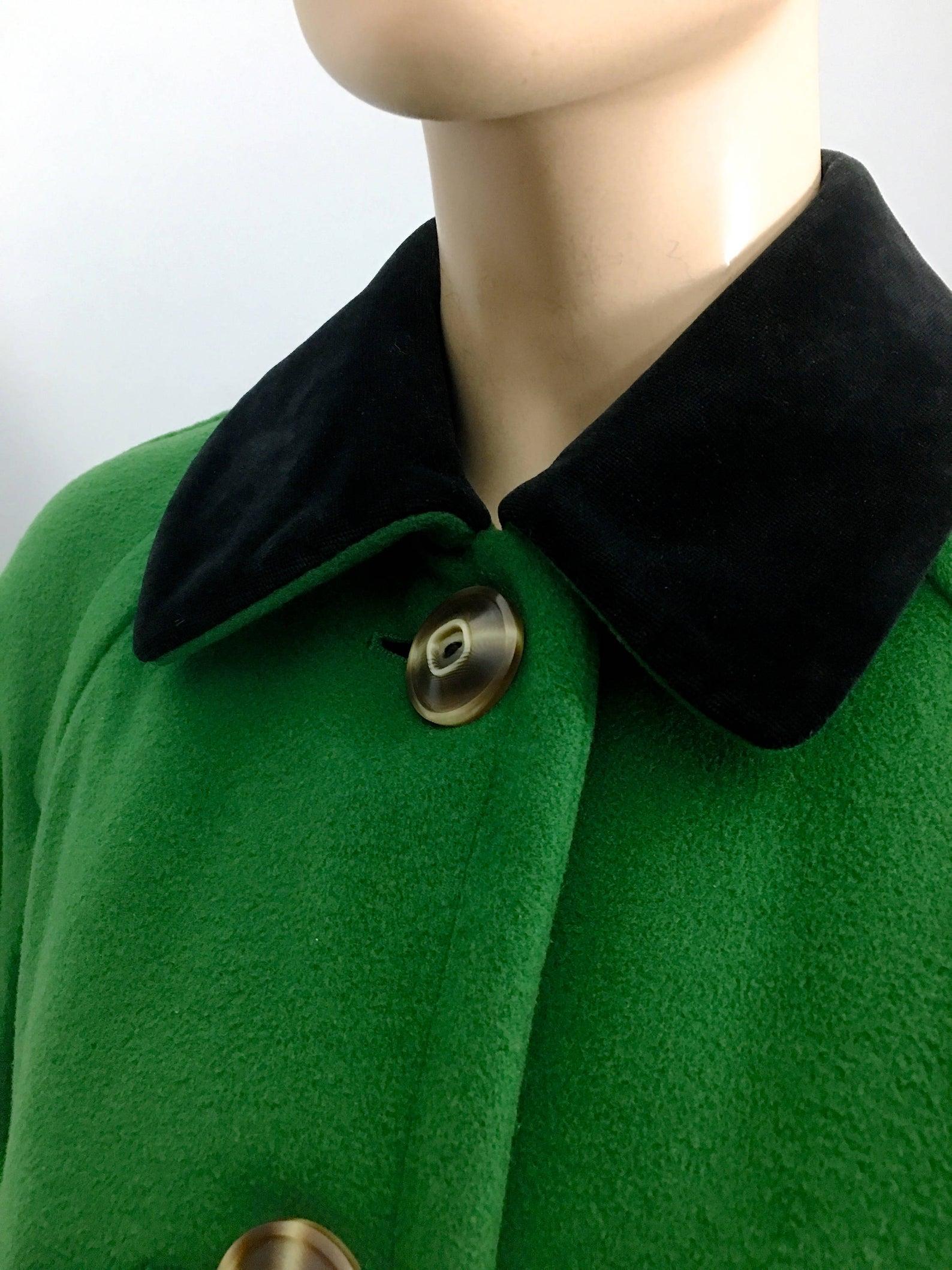 Vintage MOSCHINO Cheap and Chic Purse Kiss Lock Pocket Swing Coat In Excellent Condition For Sale In Kingersheim, Alsace