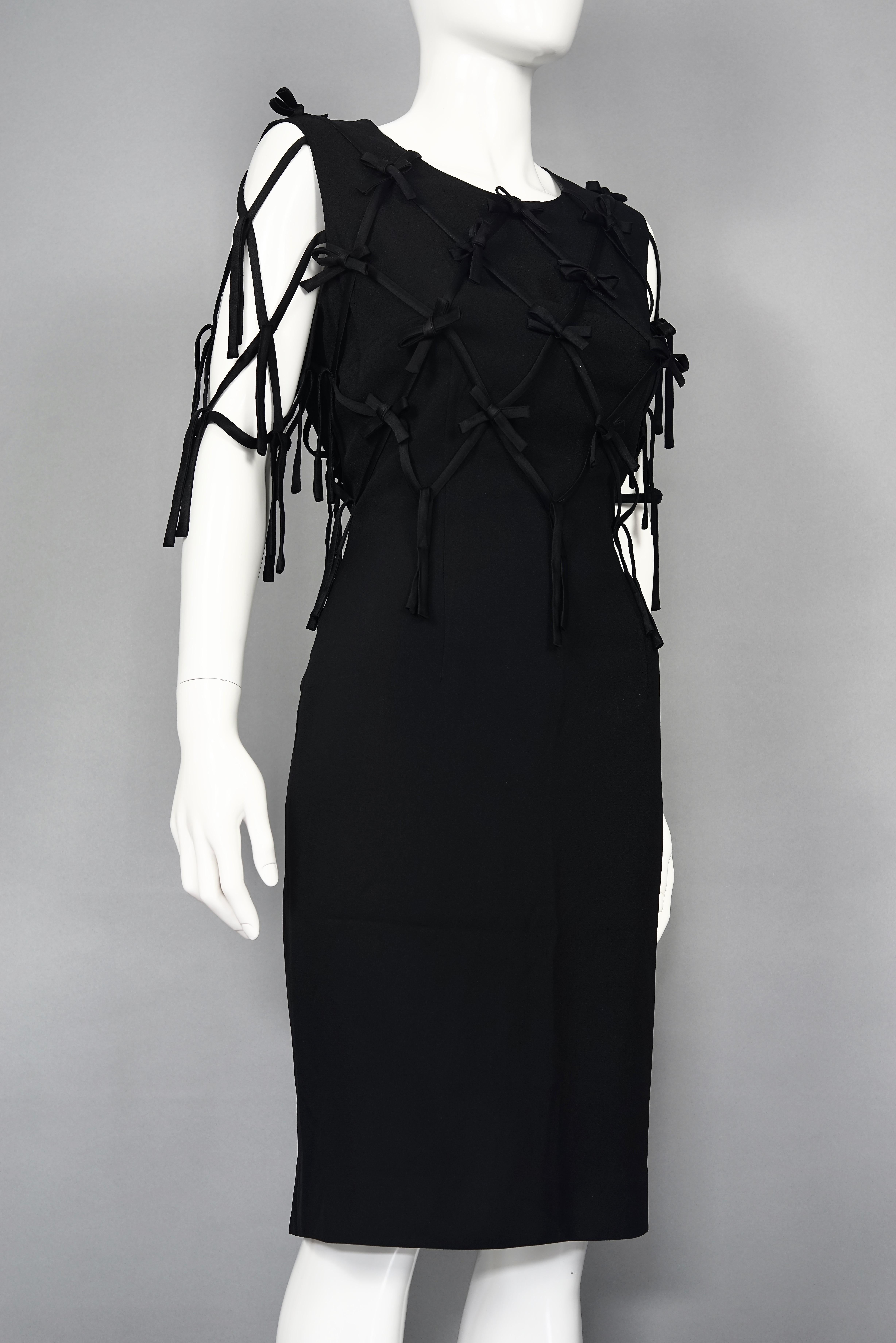 MOSCHINO CHEAP und CHIC „Take A Bow“ Schleifeneinsatz Kleid (Schwarz)