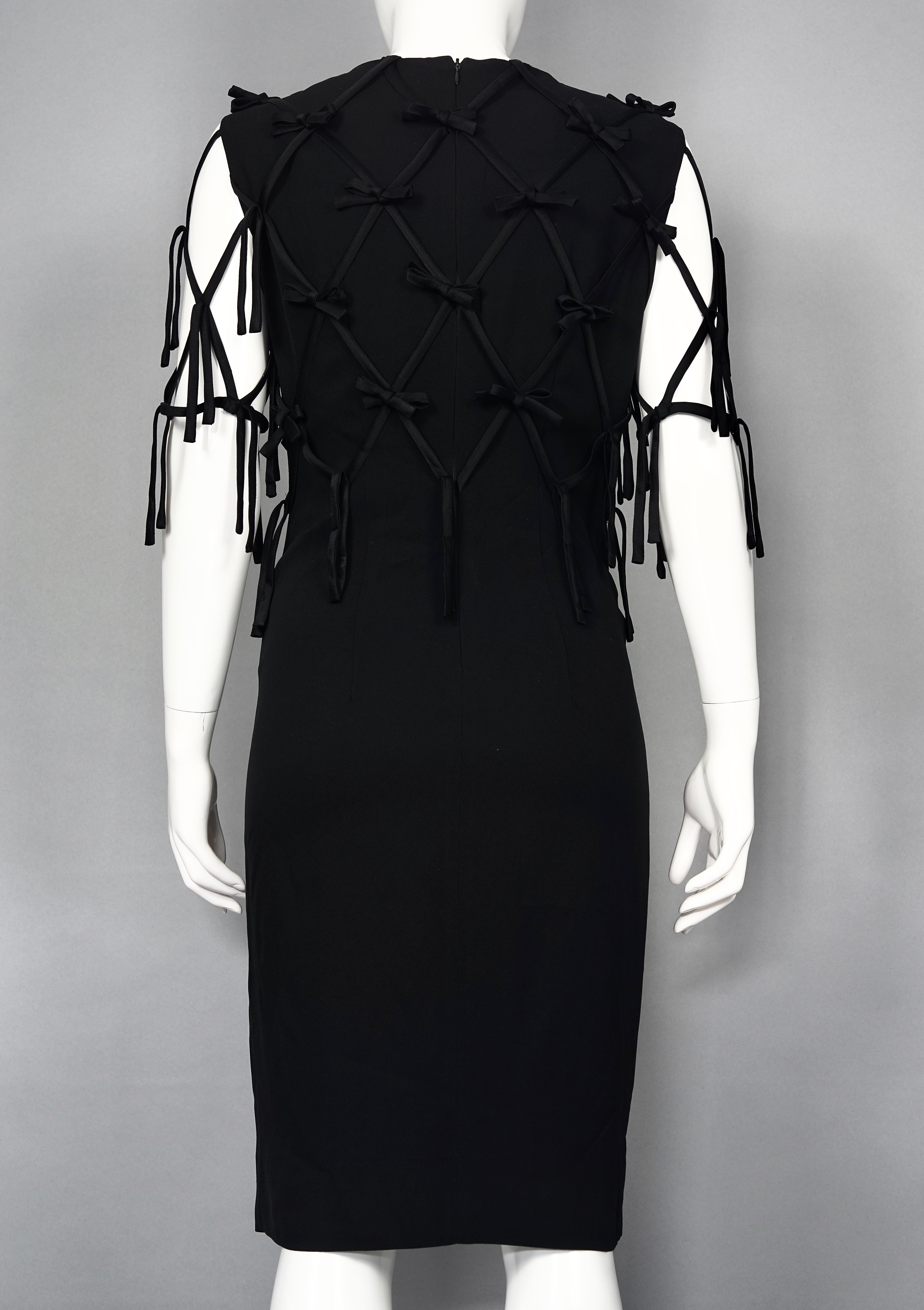 MOSCHINO CHEAP und CHIC „Take A Bow“ Schleifeneinsatz Kleid im Zustand „Hervorragend“ in Kingersheim, Alsace