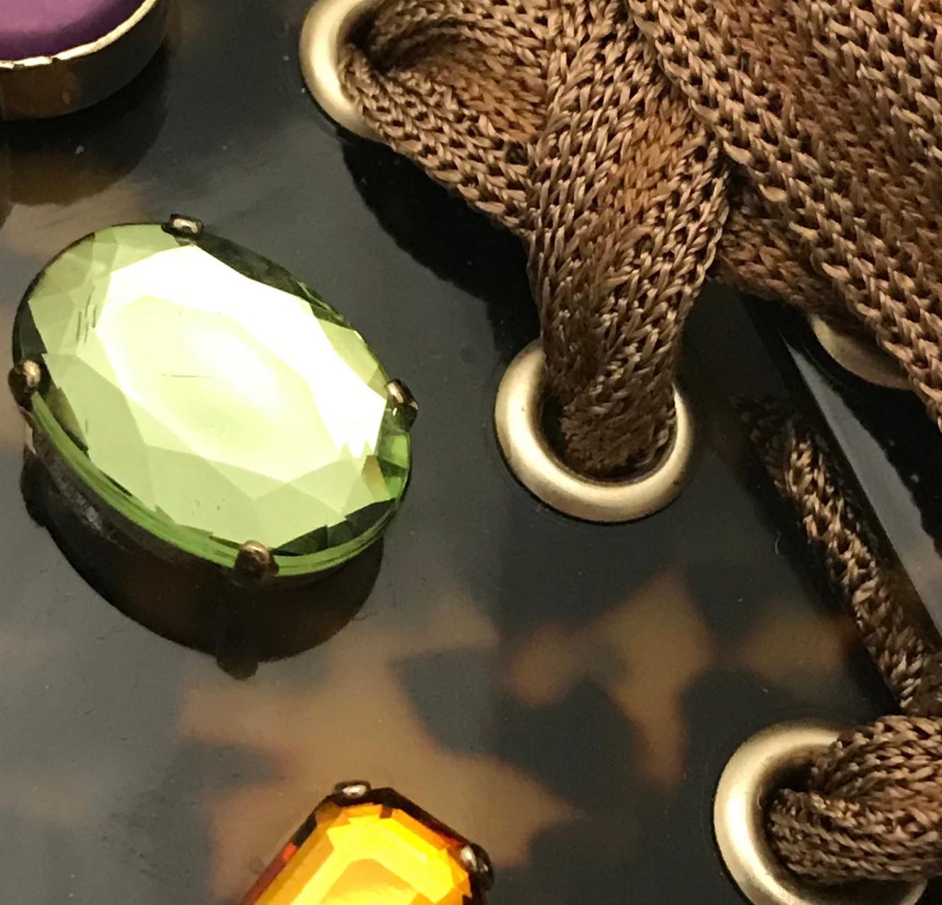 Edelsteinbesetzte Halskette im Vintage-Look von Missoni. Halsband aus Schildpatt-Harz in Braun- und Bernsteintönen, verziert mit rosa, grünen, lilafarbenen und orangefarbenen Edelsteinen in einem goldfarbenen Metallgehäuse. Alle Edelsteine sind