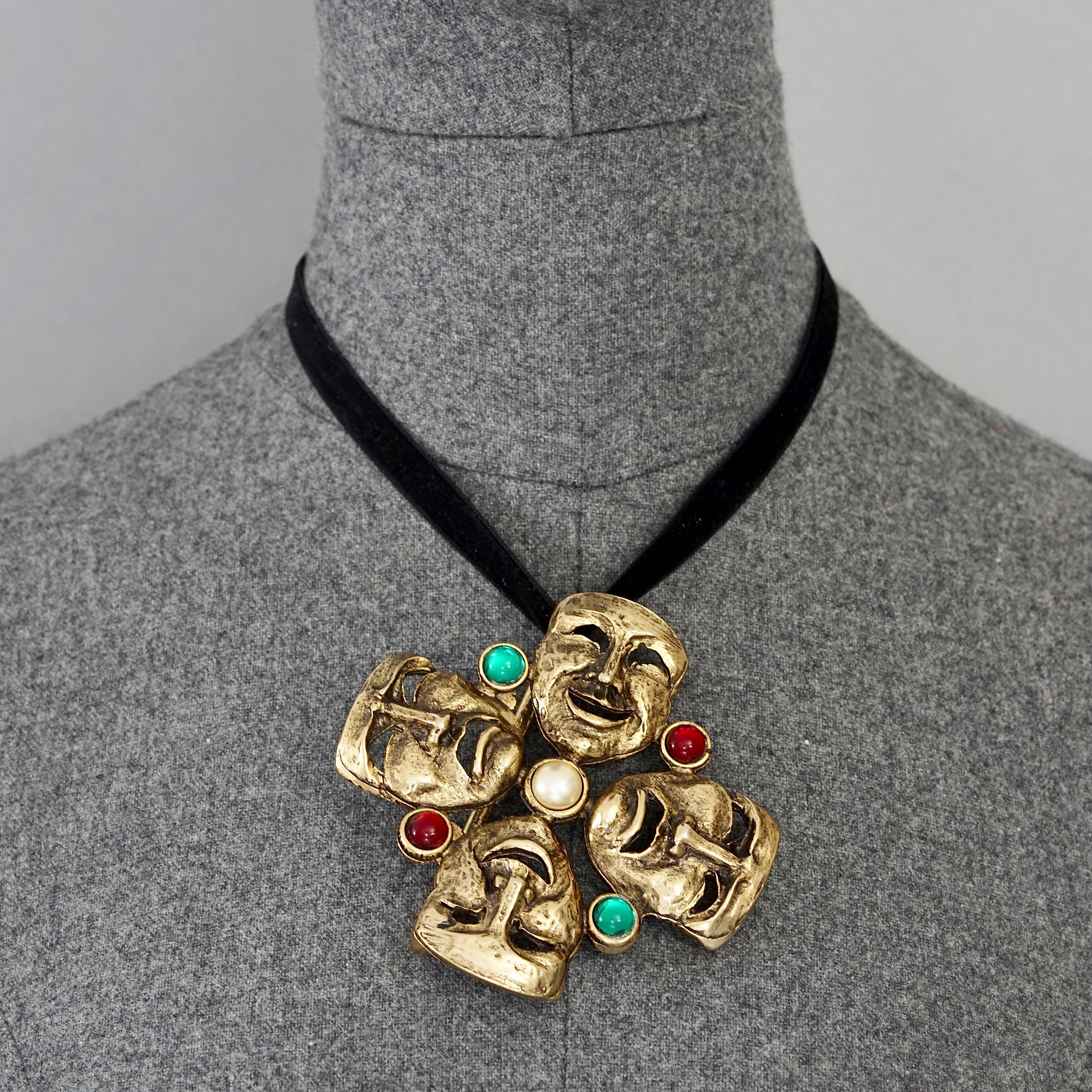 Vintage MOSCHINO Comedy Tragedy Mask Jewelled Novelty Belt Buckle

Measurements: 
Height: 3.42 inches (8.7 cm)
Width: 3.42 inches (8.7 cm)

Features:
- 100% Authentic MOSCHINO.
- Comedy and tragedy masks belt buckle with pearl, red and green