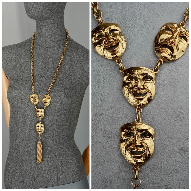 Vintage MOSCHINO Comedy Tragedy Mask Tassel Charm Necklace

Measurements:
Mask Height: 1.42 inches (3.6 cm)
Mask Width: 1.18 inches (3 cm)
Tassel: 2.95 inches (7.5 cm)
Wearable Length: 30.51 inches (77.5 cm)

Features:
- 100% Authentic MOSCHINO.
-