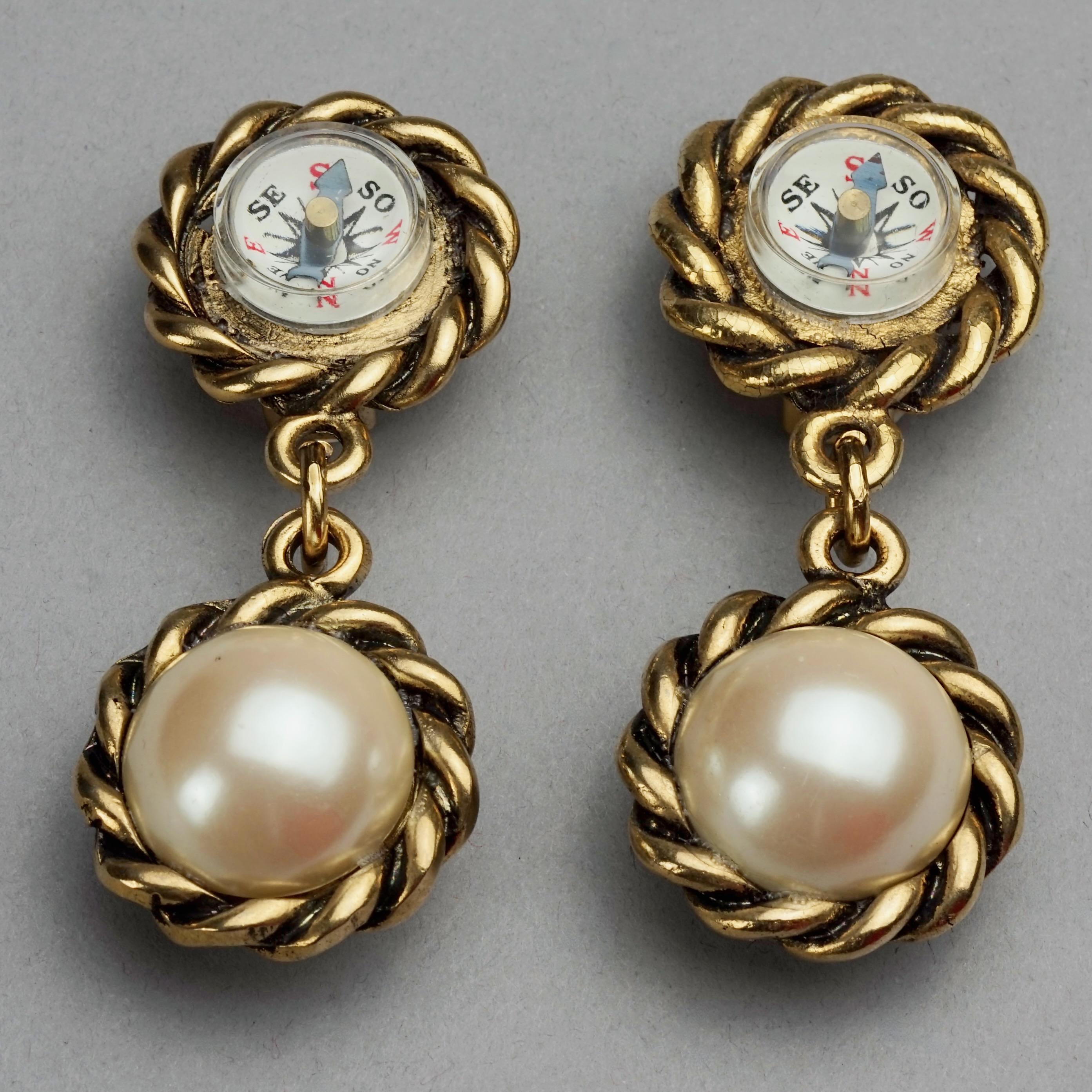 Vintage MOSCHINO Compass Pearl Novelty Dangling Earrings In Good Condition For Sale In Kingersheim, Alsace