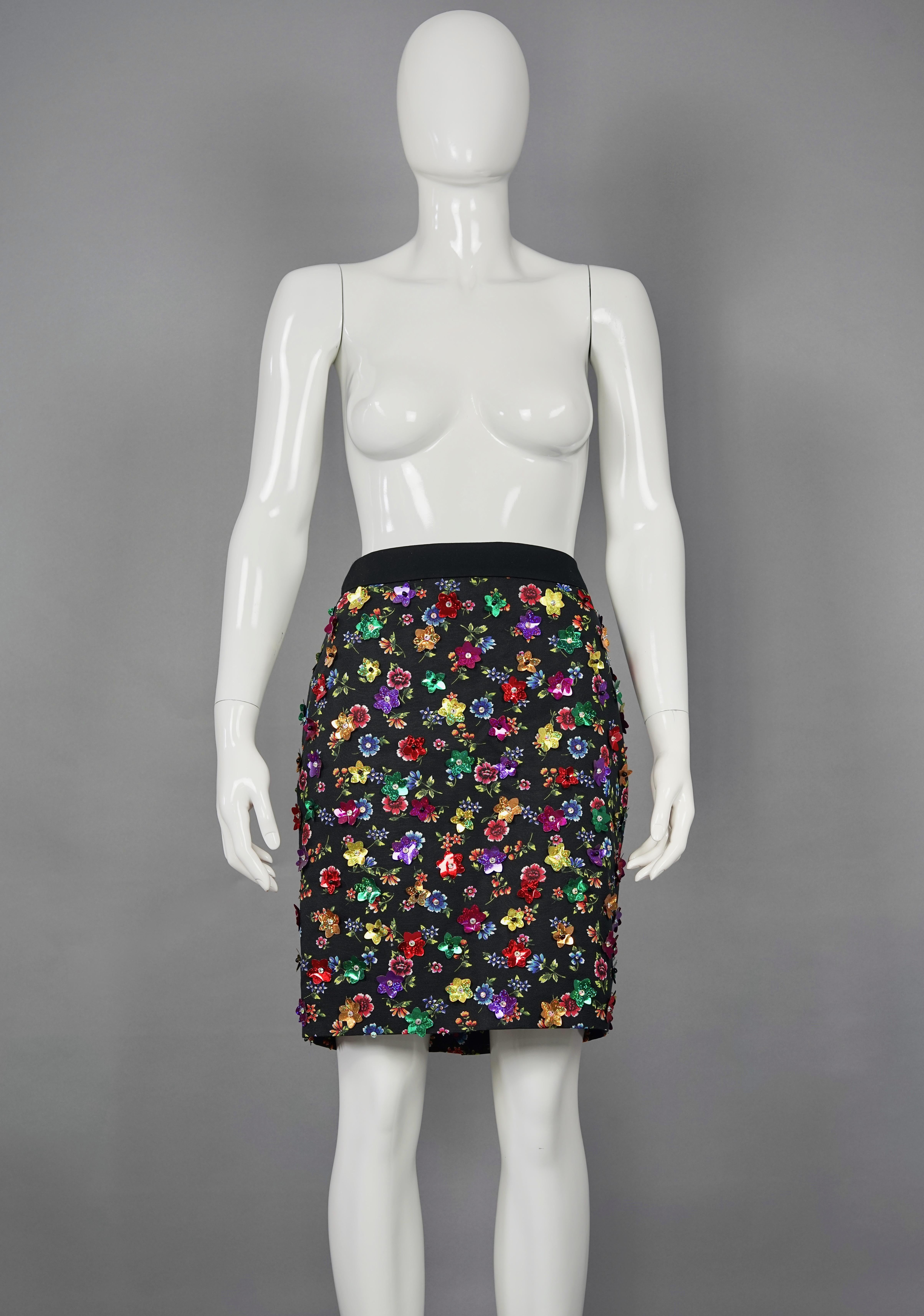 Gonna vintage con fiori 3D di MOSCHINO COUTURE

Le misure sono state prese stese, si prega di raddoppiare la vita e i fianchi:
Vita: 14,56 pollici (37 cm)
Fianchi: 18,11 pollici (46 cm)
Lunghezza: 19,29 pollici (49 cm)

Caratteristiche:
- 100%