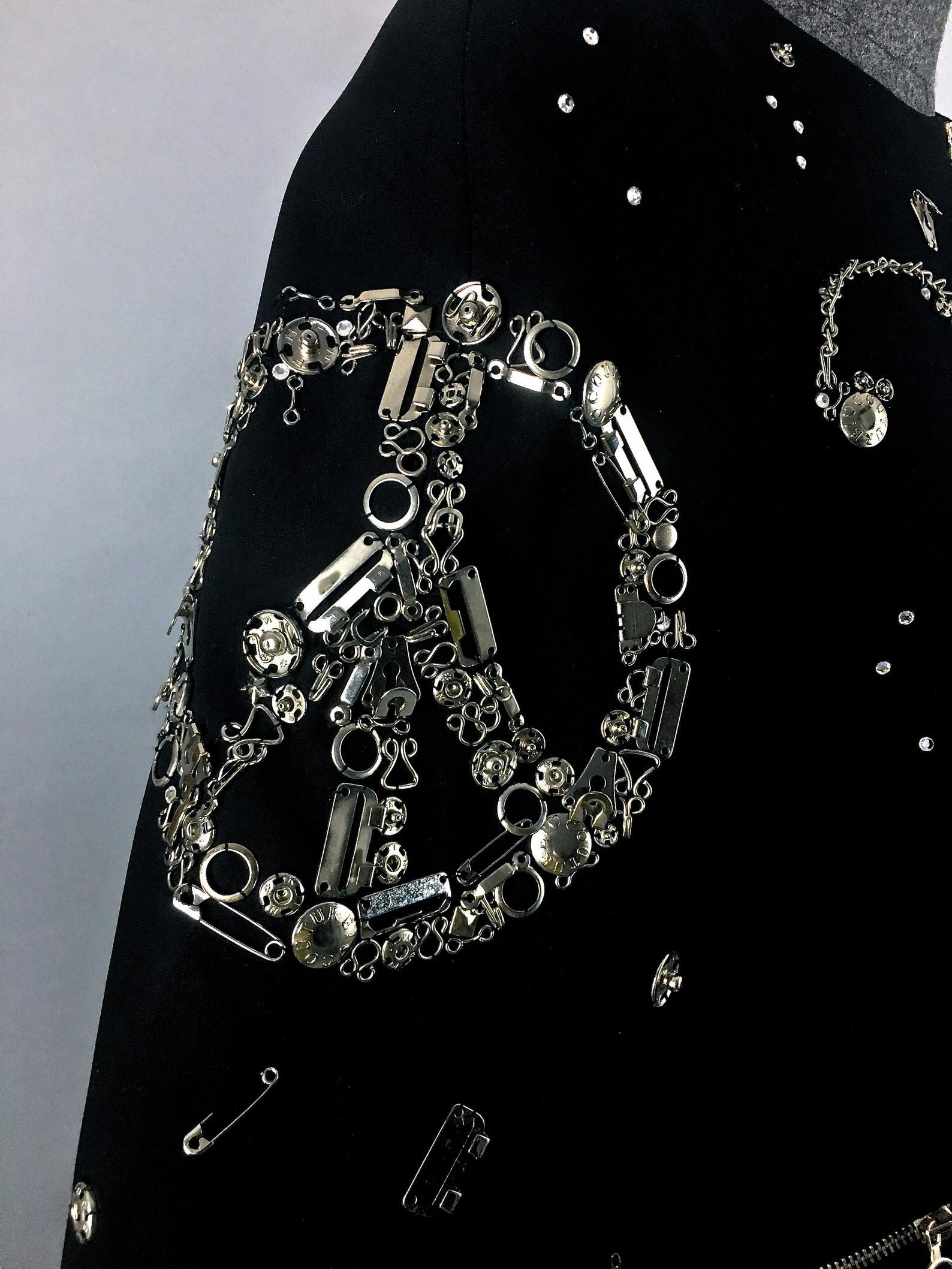 Vintage MOSCHINO COUTURE Peace Heart Question Mark Safety Pin Tailor Sewing Kit In Excellent Condition In Kingersheim, Alsace