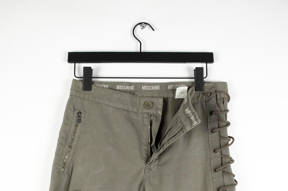 Item for sale is 100% genuine Moschino Drawstrings Details Men Pants 
Color: Grey
(An actual color may a bit vary due to individual computer screen interpretation)
Material: 100% cotton
Tag size: 48IT/32US
These pants are great quality item. Rate 9