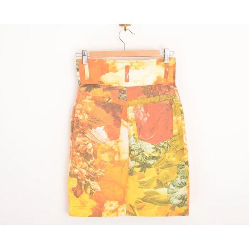 Vintage 1990's Moschino high waisted denim pencil skirt, featuring a heavenly Peach coloured floral Peony flower print. 

MADE IN ITALY

Features:
Zip closure
Press stud waistband
Classic x4 pocket design
Belt Loops

Sizing: Waist: 27''
Length: